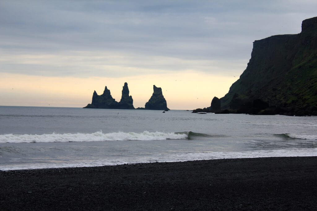 muenchen-direktfluege-island-europa-reiseziele-island-suedisland-strand-von-vik-lavasand