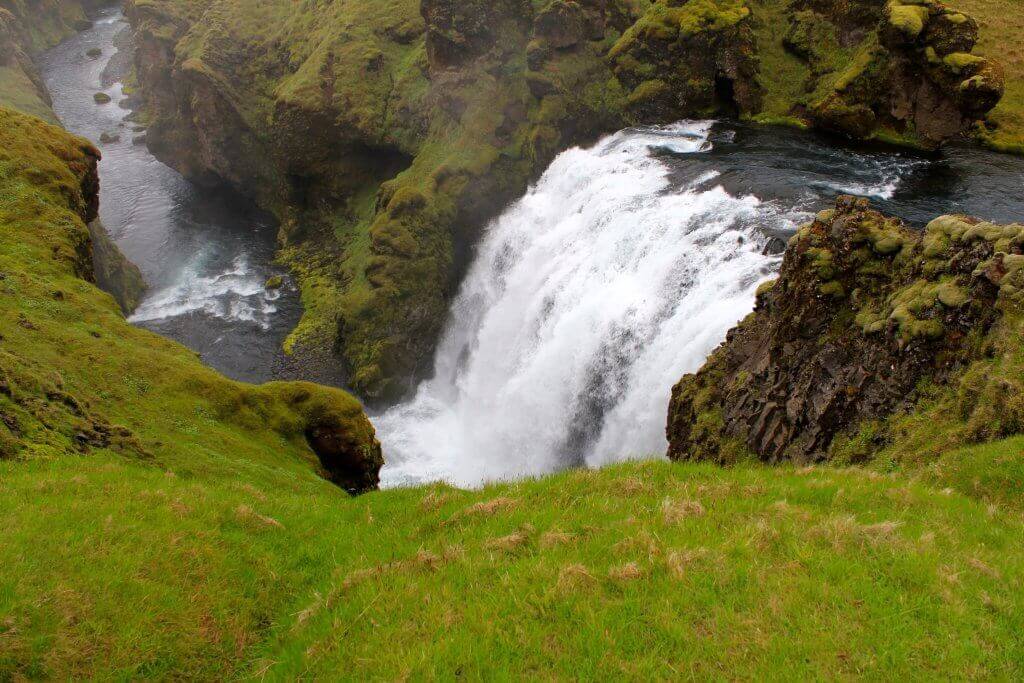 island-mietwagenrundreise-buchen-wasserfall-besichtigen-skogafoss