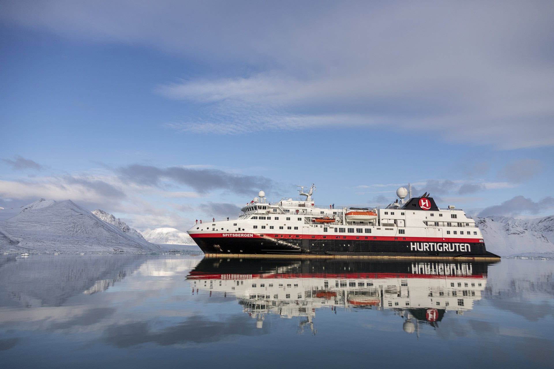 ms-spitsbergen-expedition-reise-groenland-nordosten-fjord-kangertittivaq-fjordsystems-nationalpark-hurtigruten-schiff