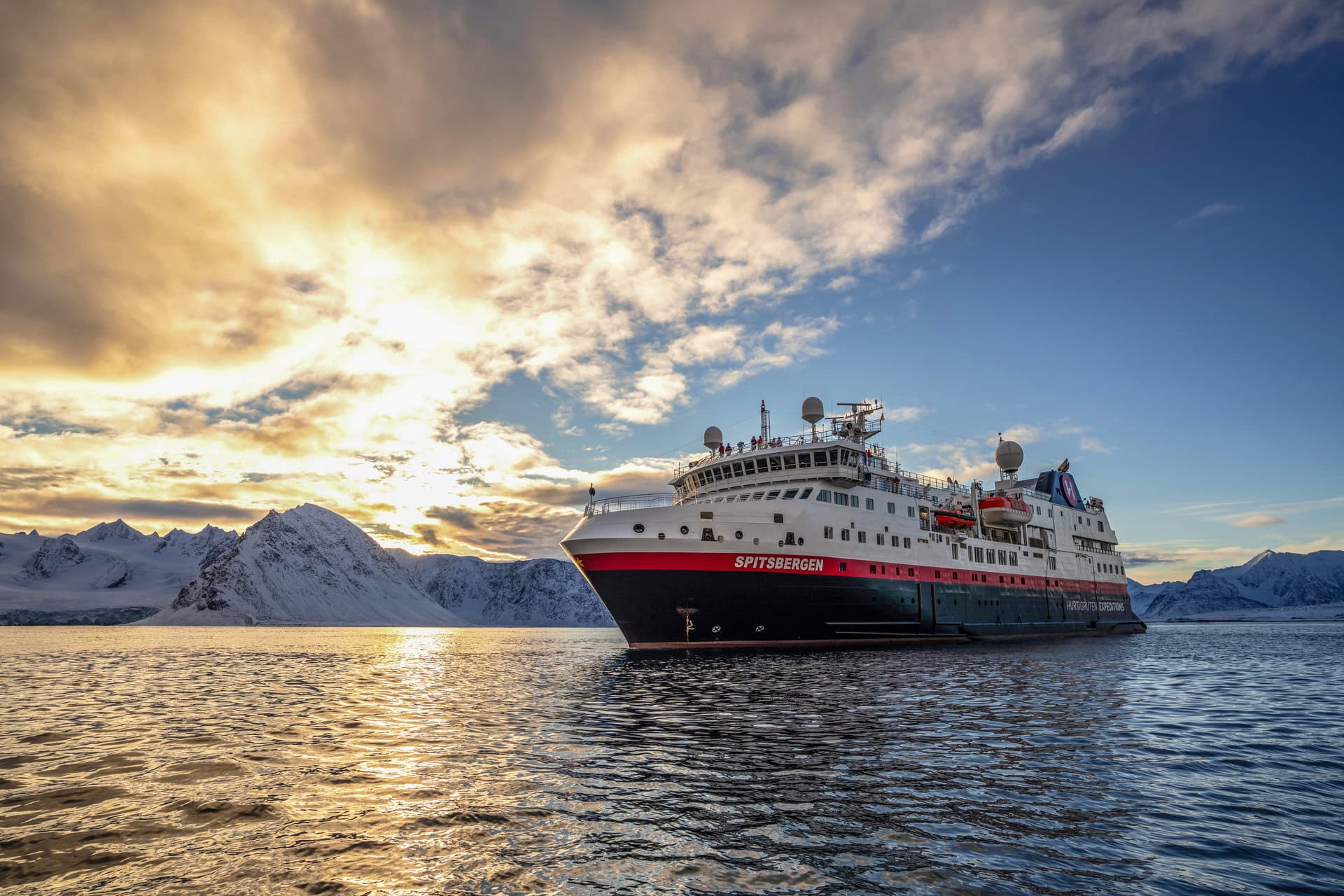 ms-spitsbergen-expedition-reise-groenland-nordosten-fjord-kangertittivaq-fjordsystems-nationalpark-hurtigruten