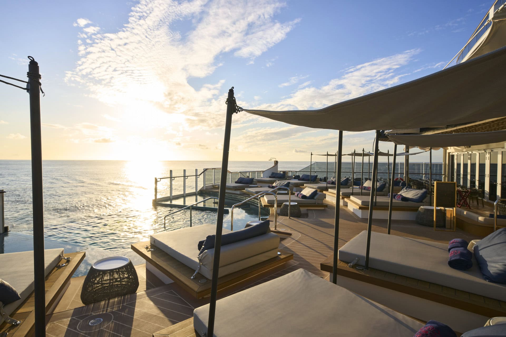 luxus-lounge-area-explora-journeys-cruise-schiff-pool