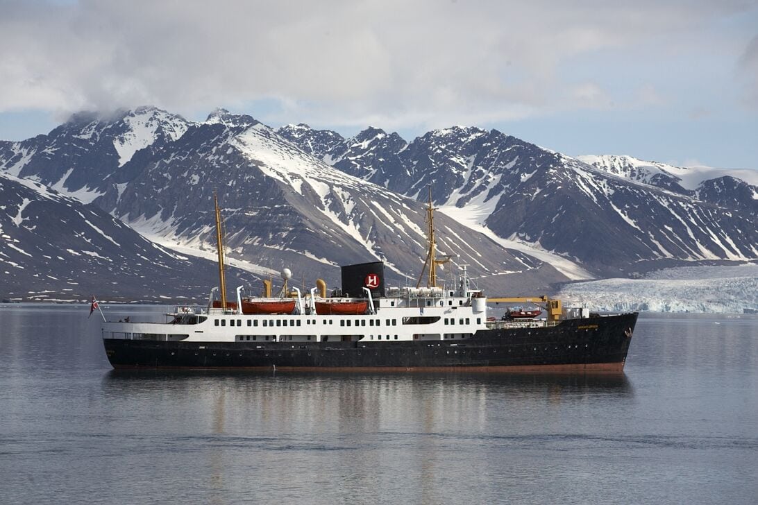 schiff-berge-svalbard-hurtigruten-reise-spitzbergen-polar-arktis-norwegen-berge-landschaft
