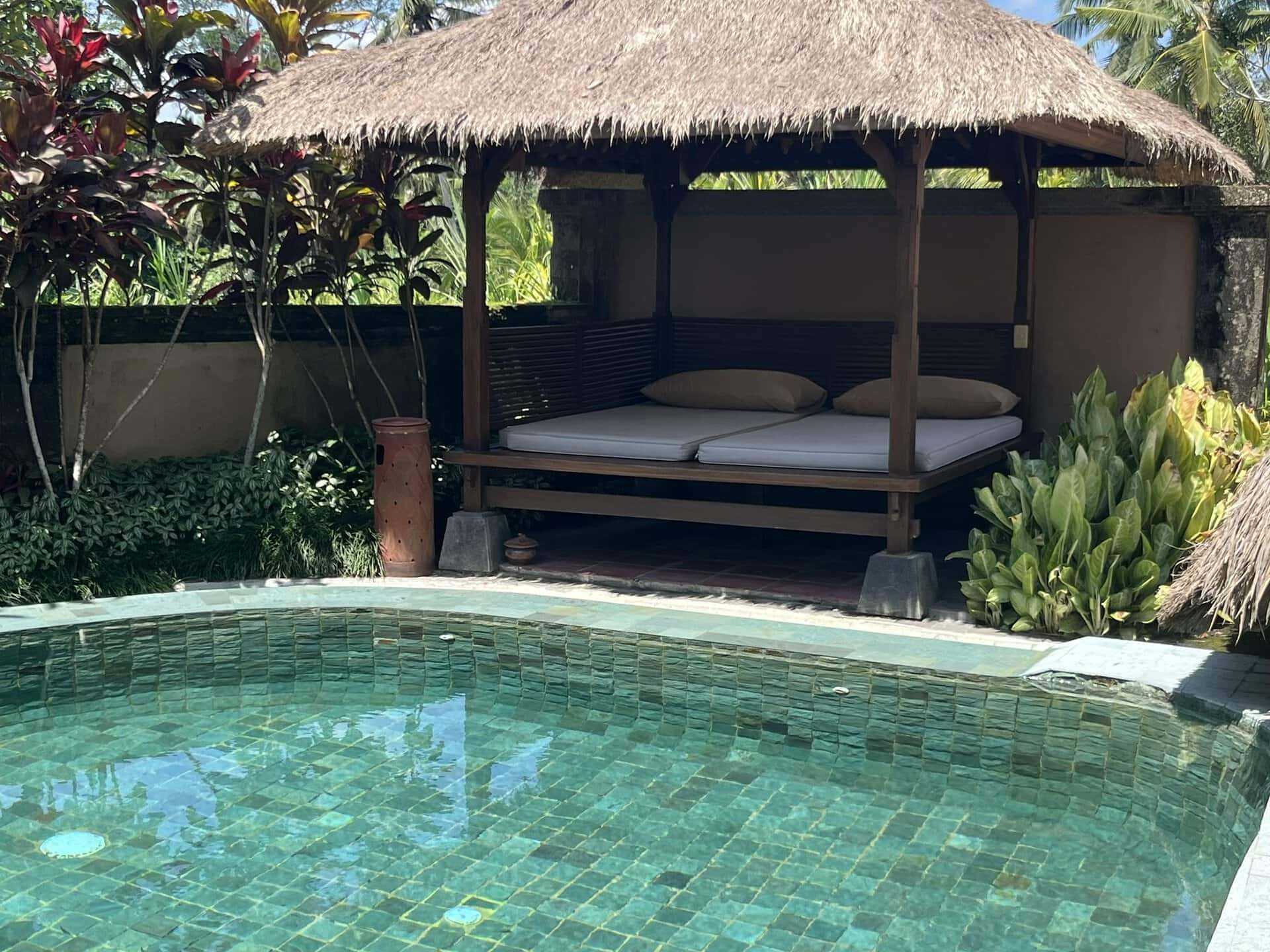 bali-indonesien-urlaub-norden-nordwesten-insel-sonne-strand-meer-aussicht-auf-pool-reiseblog