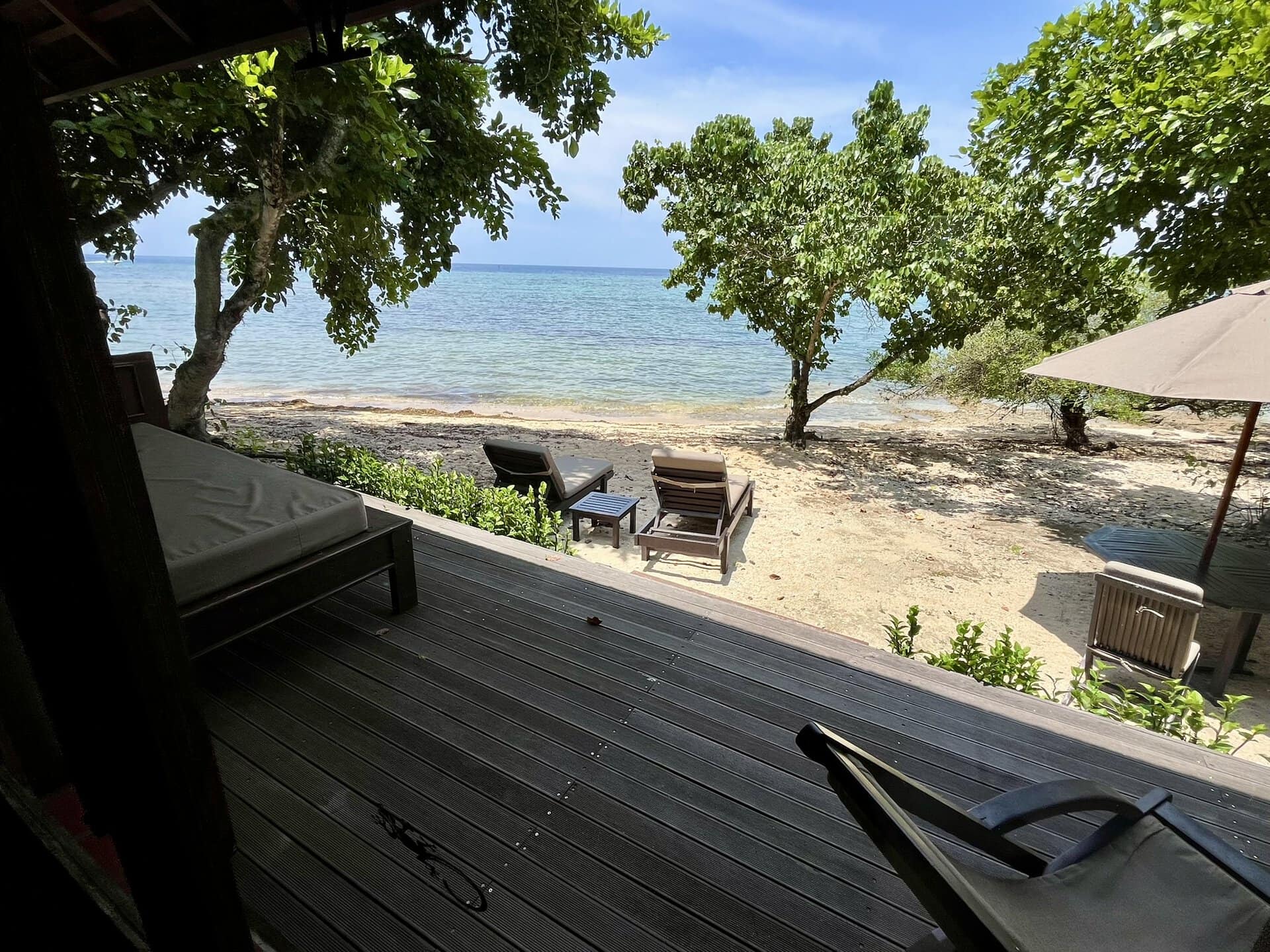 bali-indonesien-urlaub-norden-nordwesten-insel-sonne-strand-meer-aussicht-balkon-terrasse-auf-das-meer-reiseblog