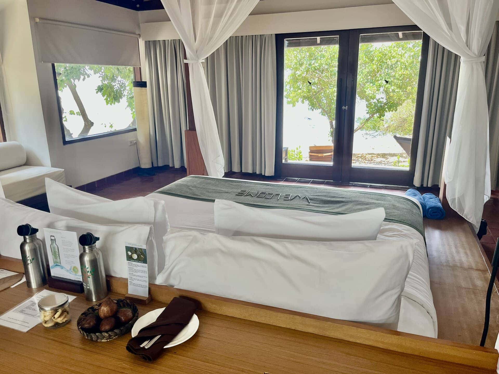 bali-indonesien-urlaub-norden-nordwesten-insel-sonne-strand-meer-aussicht-balkon-von-bett-hotel-reiseblog