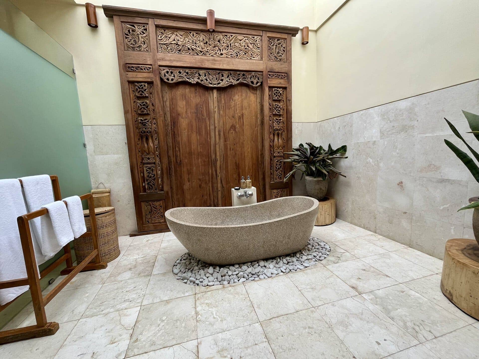 bali-indonesien-urlaub-norden-nordwesten-insel-sonne-strand-meer-bad-luxus-runde-badewanne-reiseblog