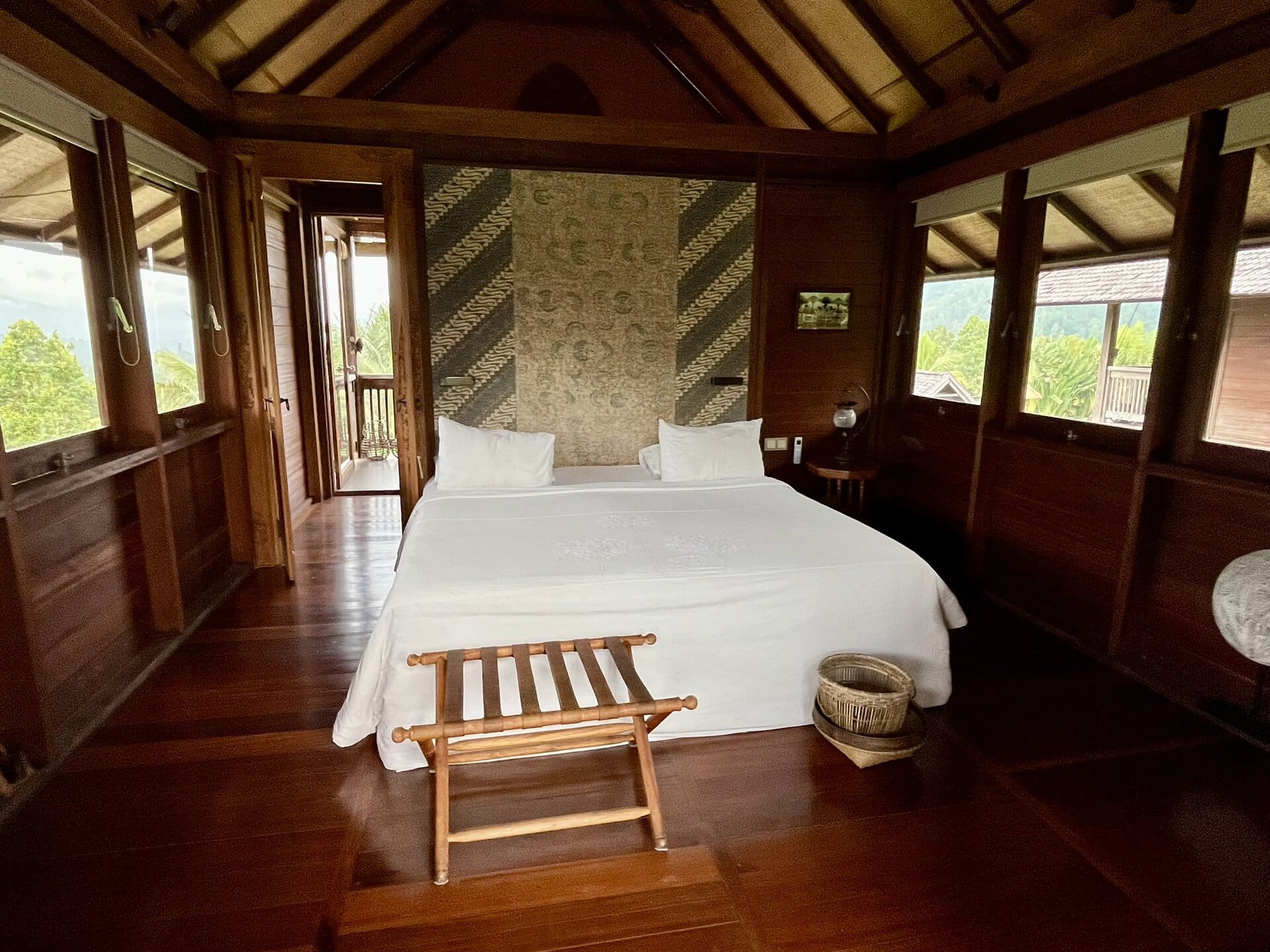 bali-indonesien-urlaub-norden-nordwesten-insel-sonne-strand-meer-bett-hotel-holz-rustikal-reiseblog