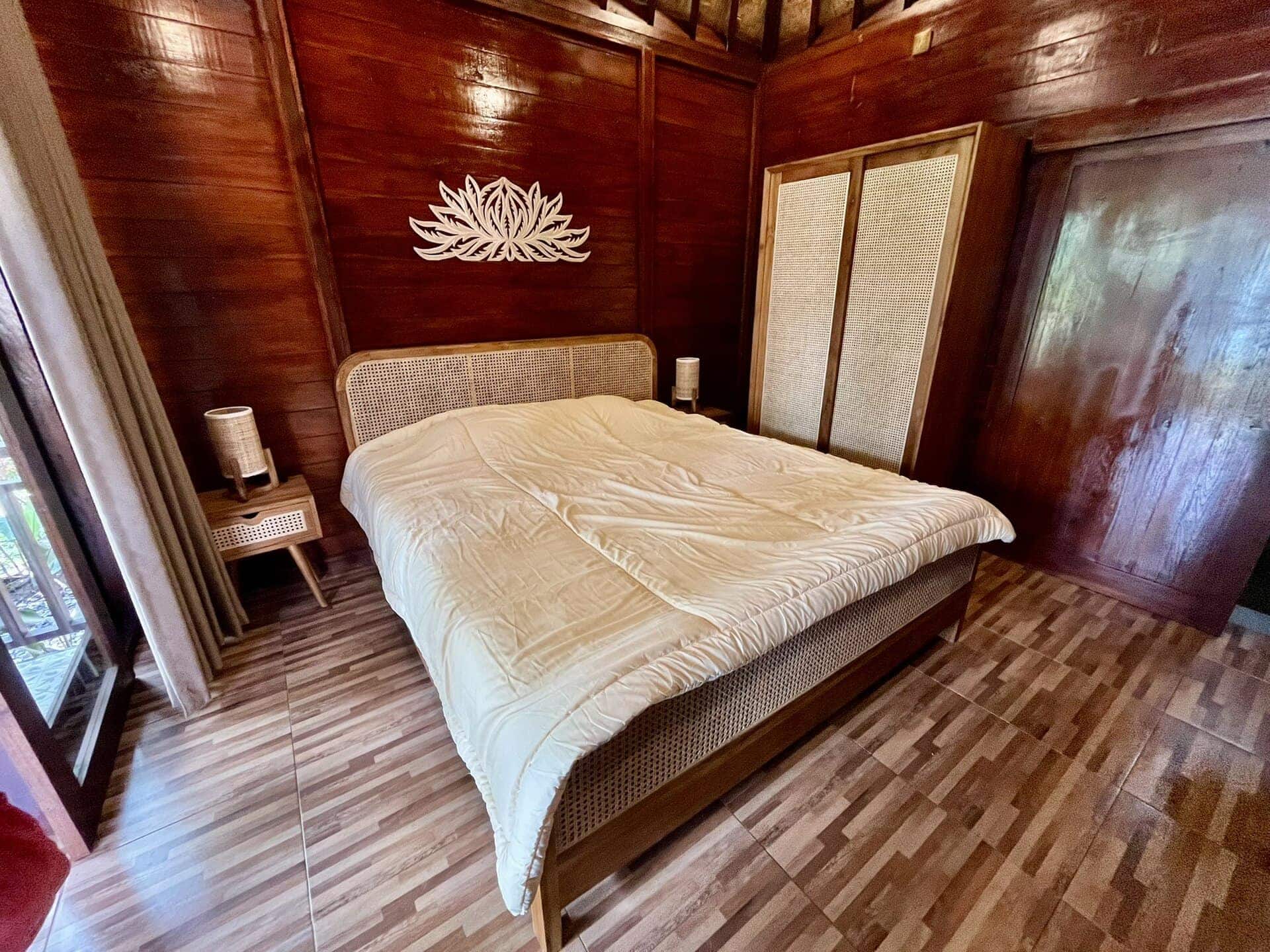 bali-indonesien-urlaub-norden-nordwesten-insel-sonne-strand-meer-bett-hotel-holz-reiseblog