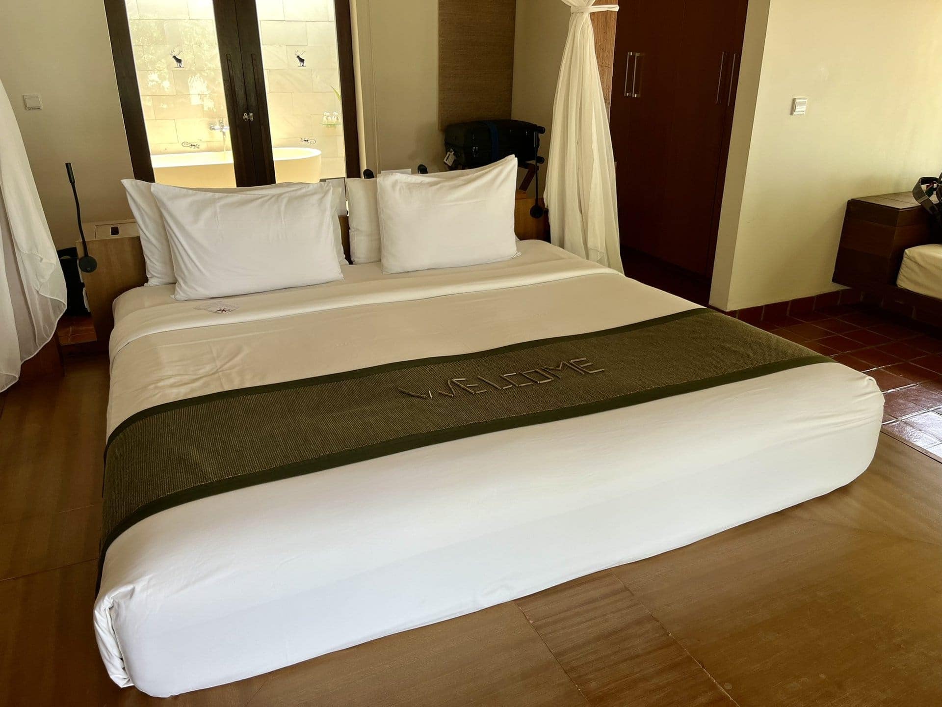 bali-indonesien-urlaub-norden-nordwesten-insel-sonne-strand-meer-bett-hotelzimmer-luxus-welcome-reiseblog