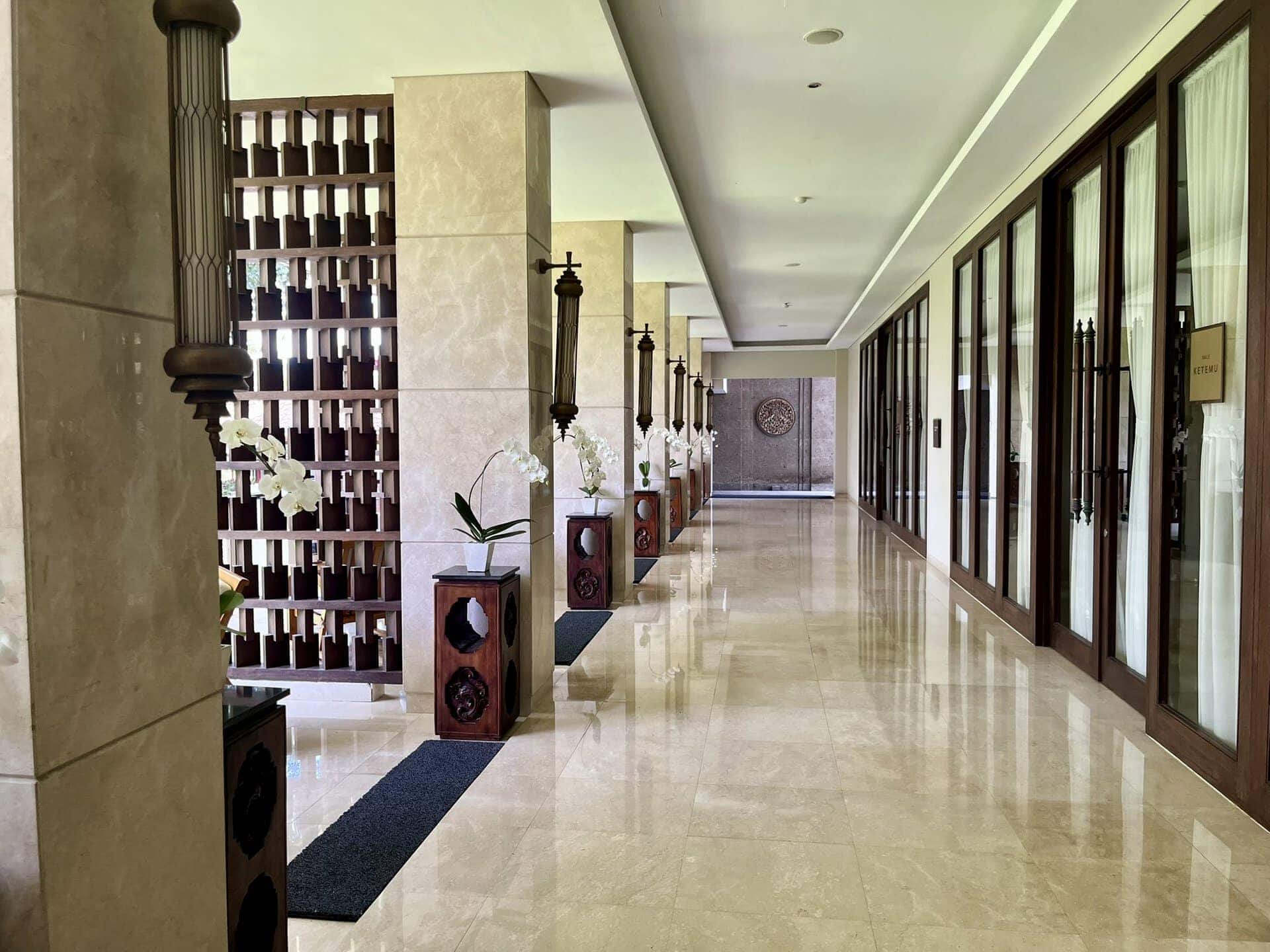 bali-indonesien-urlaub-norden-nordwesten-insel-sonne-strand-meer-hoteleingang-reiseblog