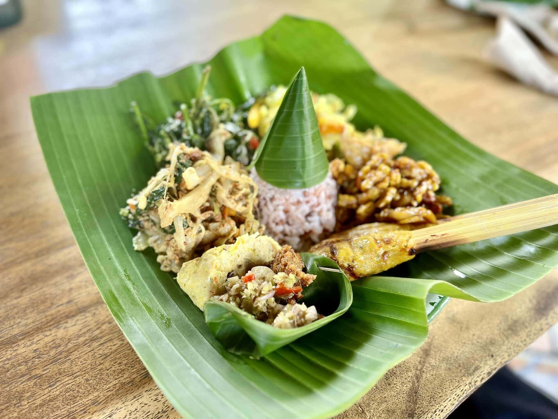 bali-indonesien-urlaub-norden-nordwesten-insel-sonne-strand-meer-kochen-anrichten-reiseblog