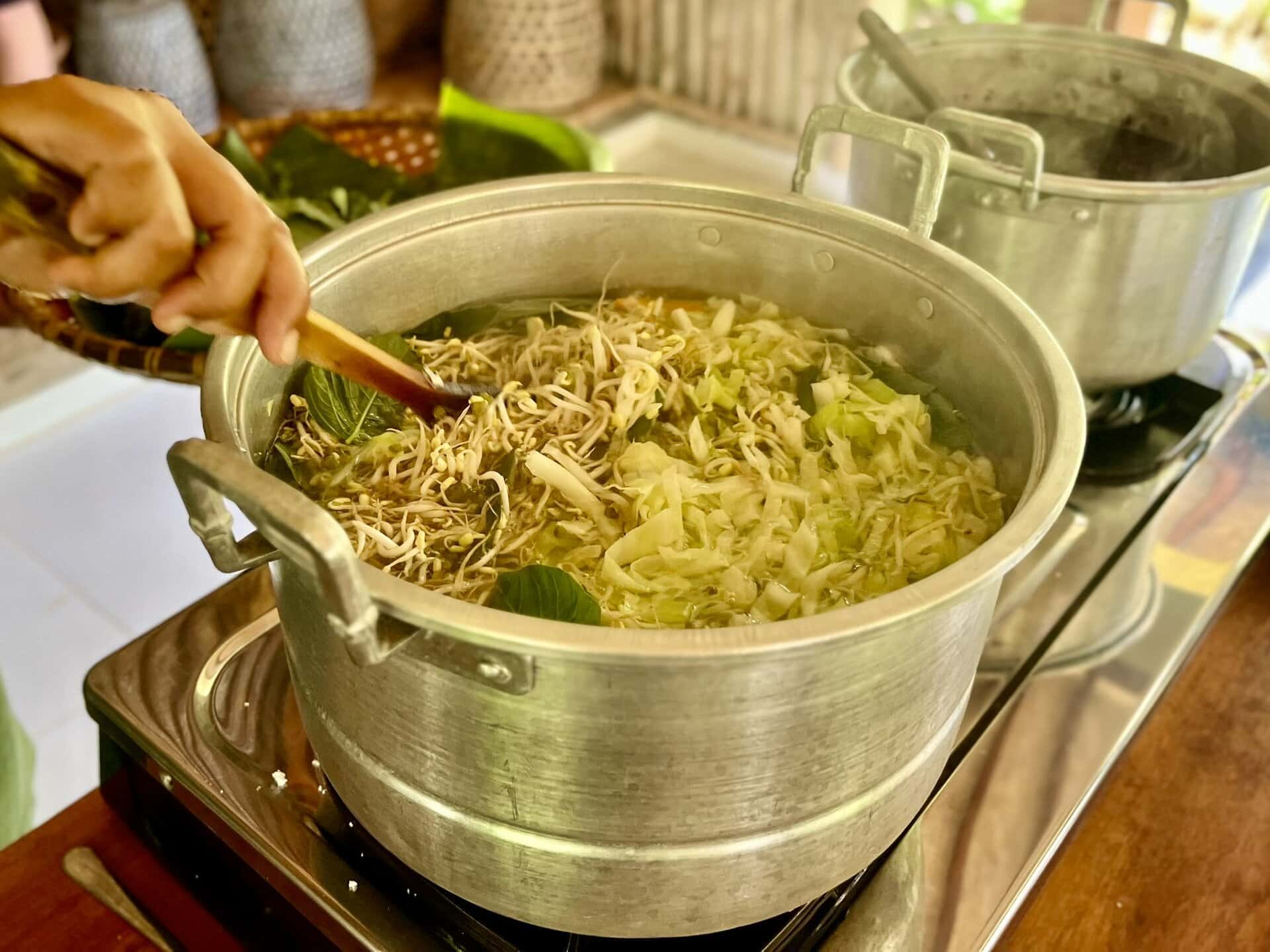 bali-indonesien-urlaub-norden-nordwesten-insel-sonne-strand-meer-kochen-topf-reiseblog