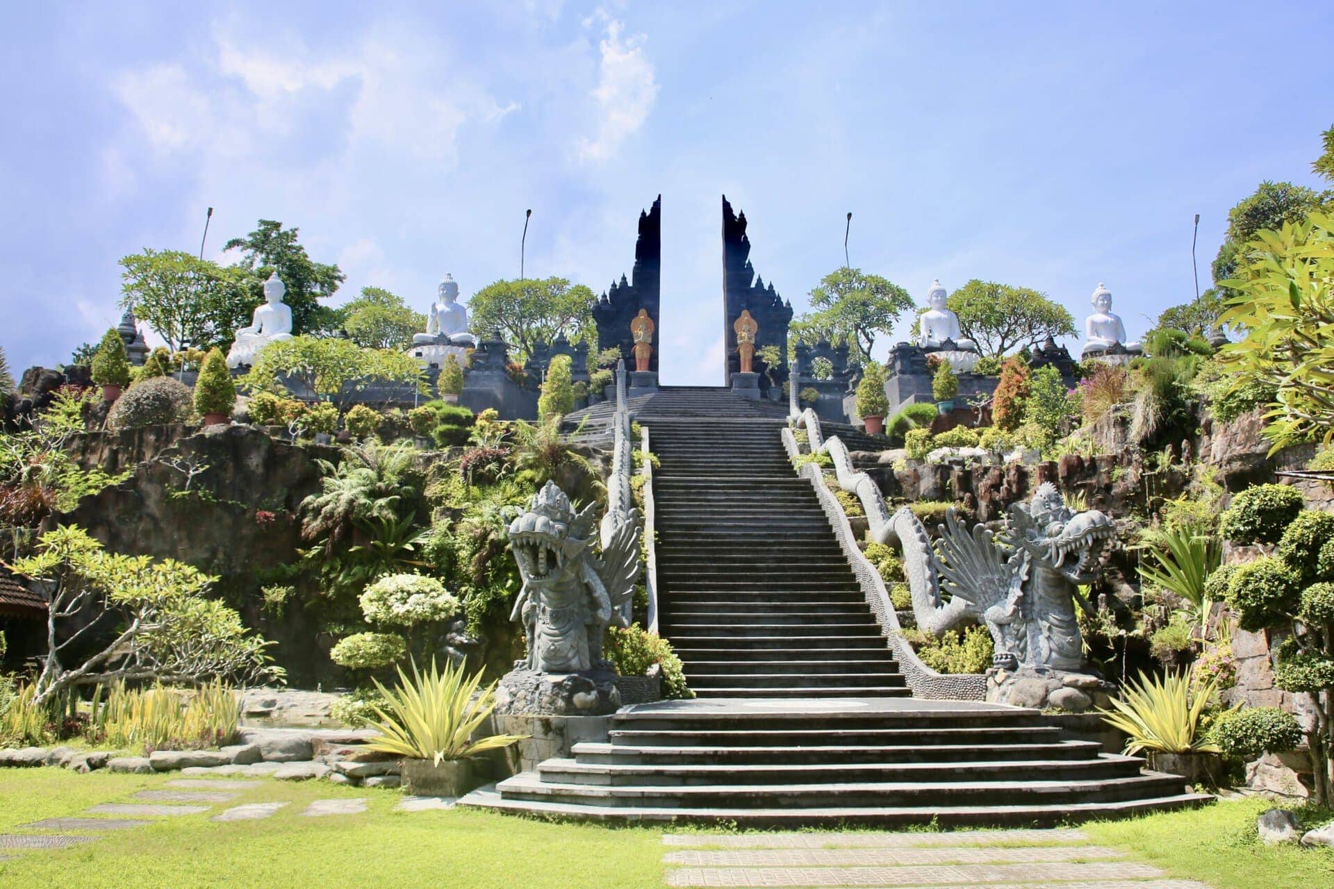 bali-indonesien-urlaub-norden-nordwesten-insel-sonne-strand-meer-parkanlage-drachen-reiseblog