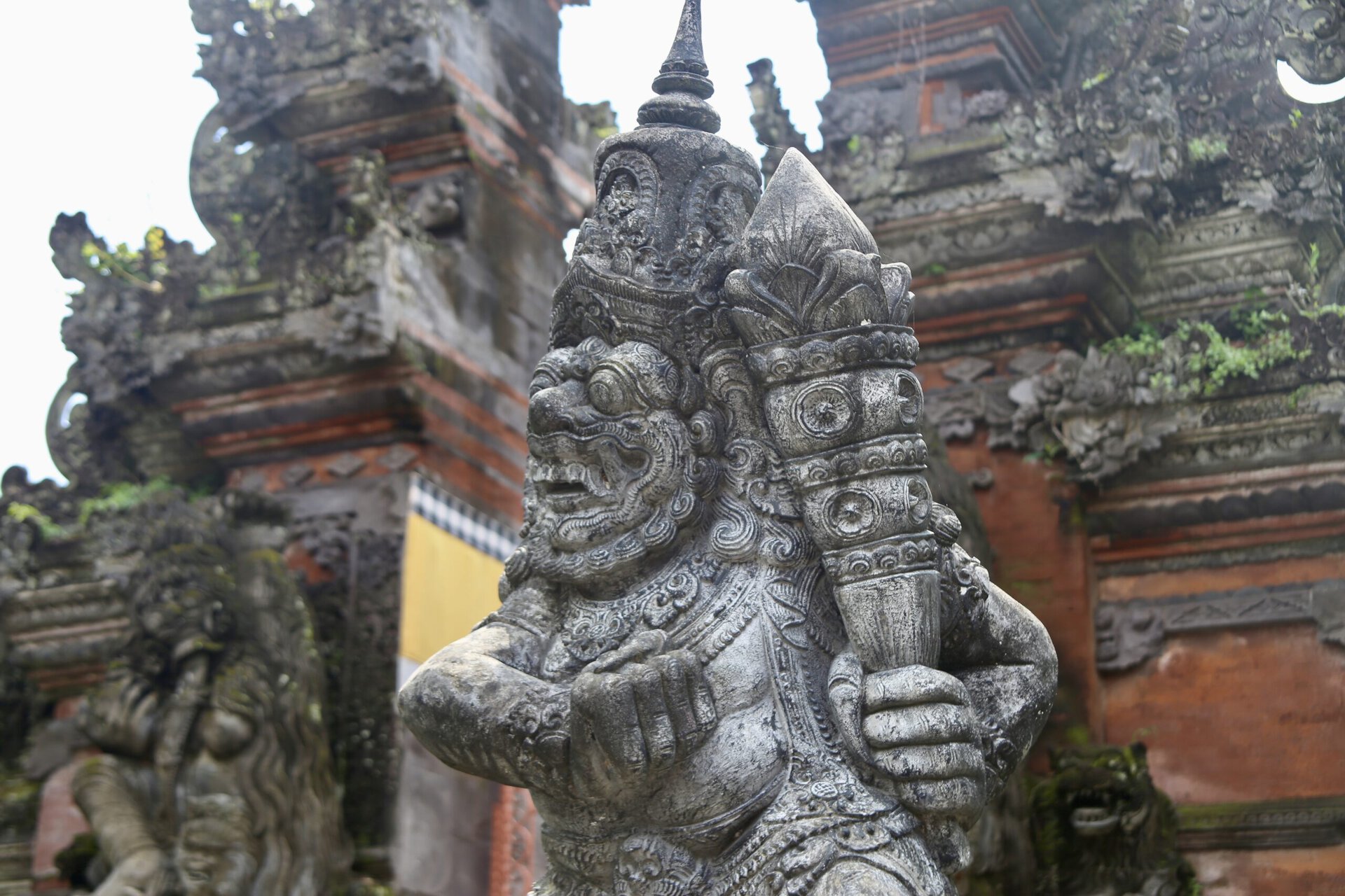 bali-indonesien-urlaub-norden-nordwesten-insel-sonne-strand-meer-statue-reiseblog