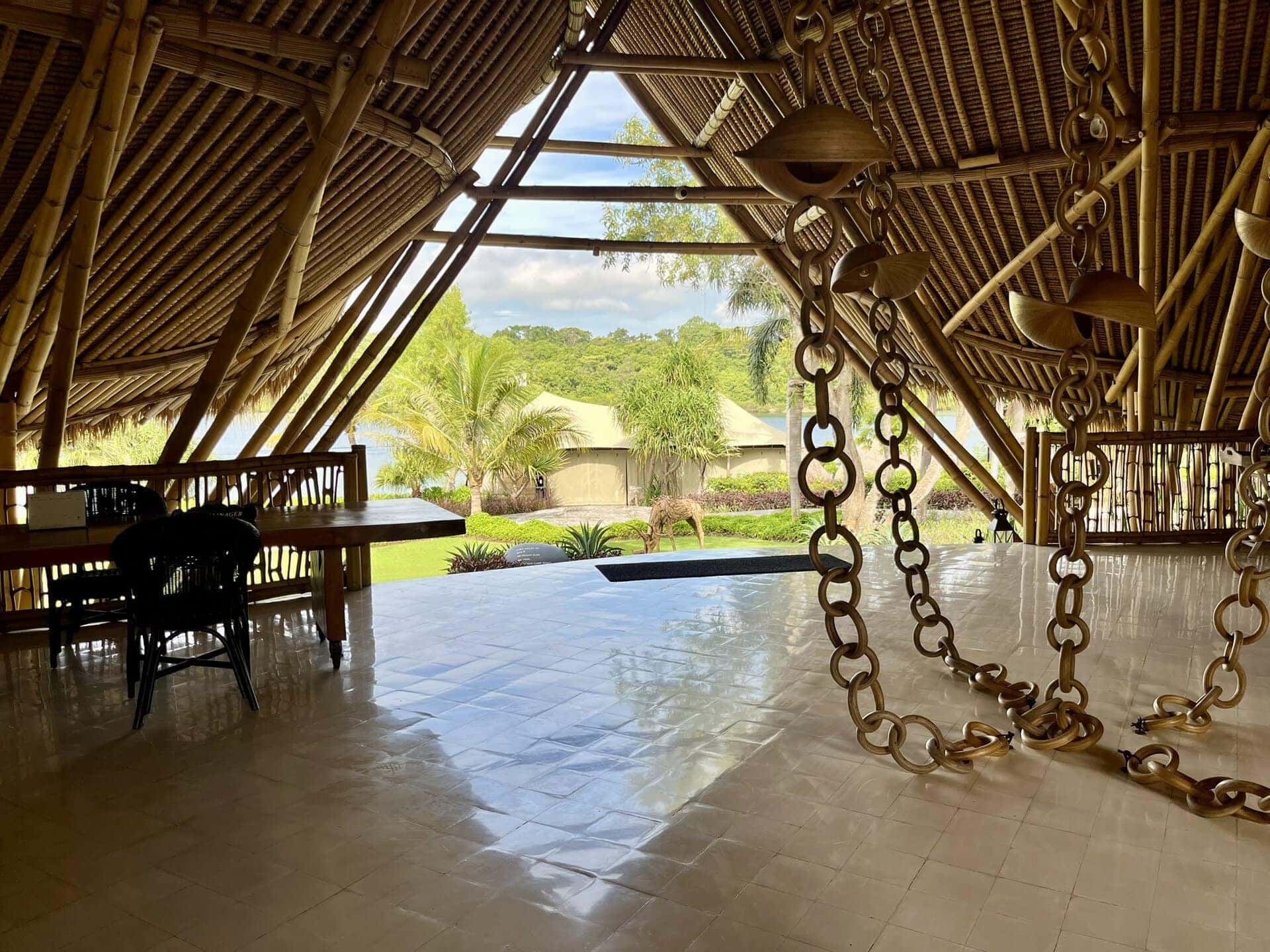 bali-indonesien-urlaub-norden-nordwesten-insel-sonne-strand-meer-terrasse-restaurant-reiseblog