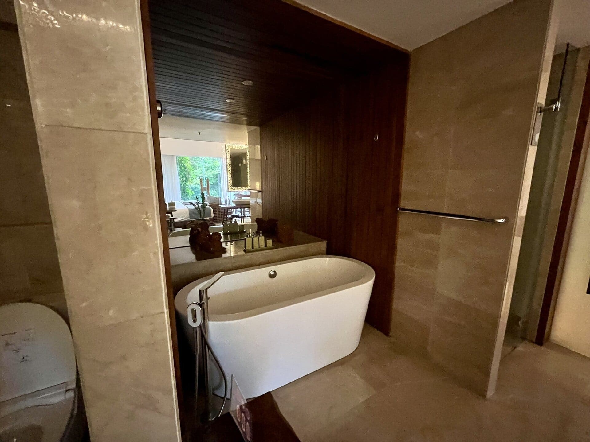 bali-indonesien-urlaub-sueden-suedosten-insel-sonne-strand-meer-sanur-nusa-penida-badewanne-luxus-reiseblog