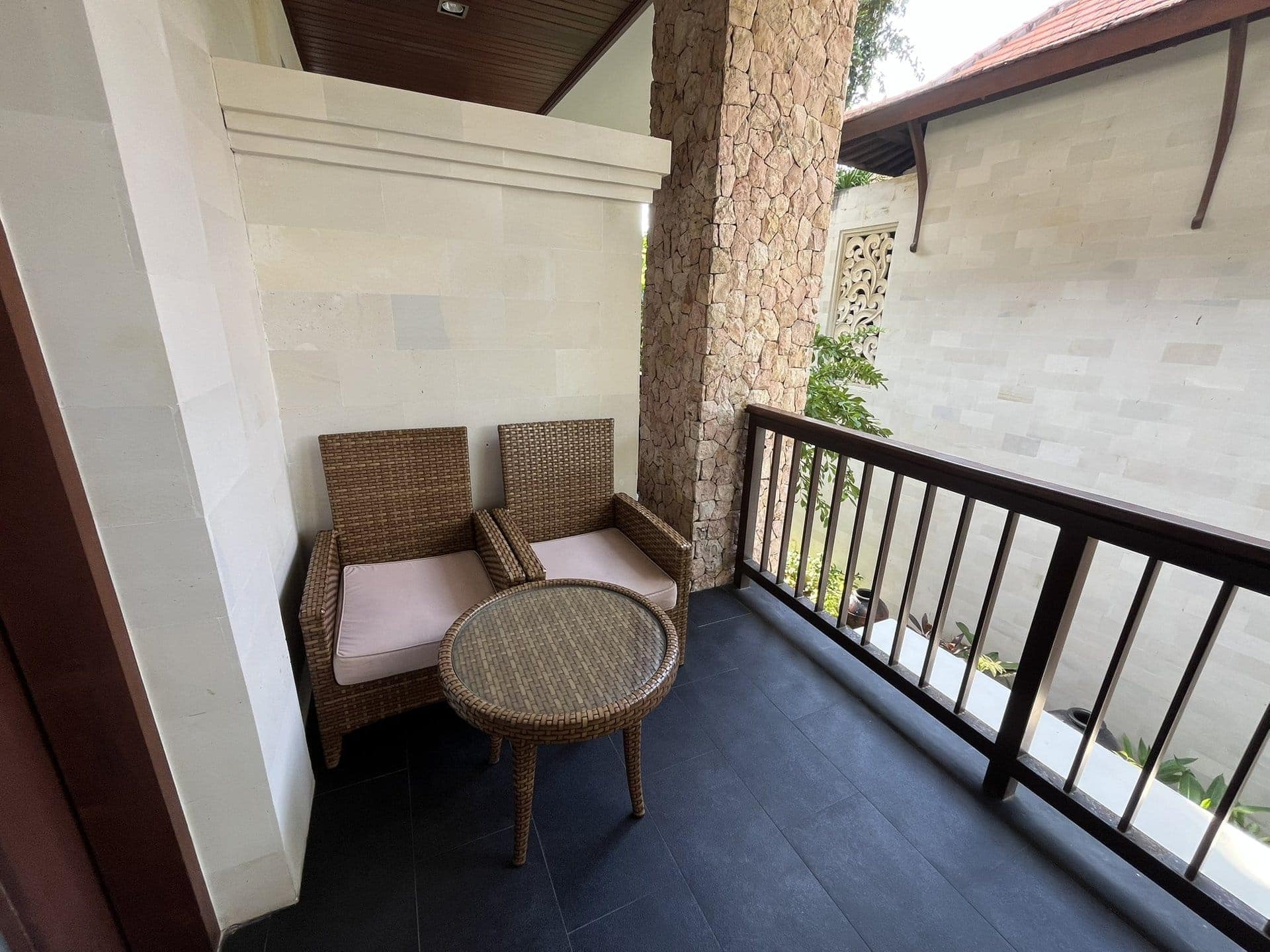 bali-indonesien-urlaub-sueden-suedosten-insel-sonne-strand-meer-sanur-nusa-penida-balkon-reiseblog