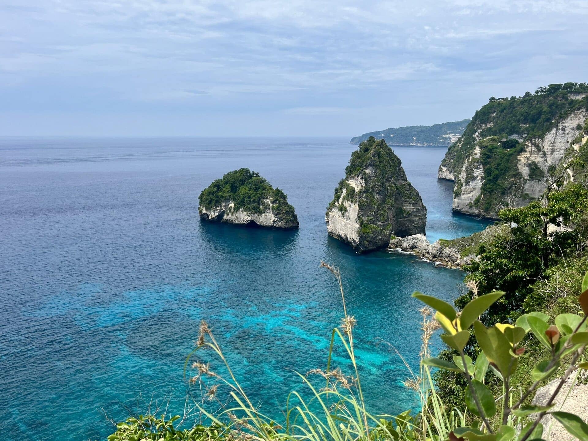 bali-indonesien-urlaub-sueden-suedosten-insel-sonne-strand-meer-sanur-nusa-penida-blick-auf-felsen-reiseblog