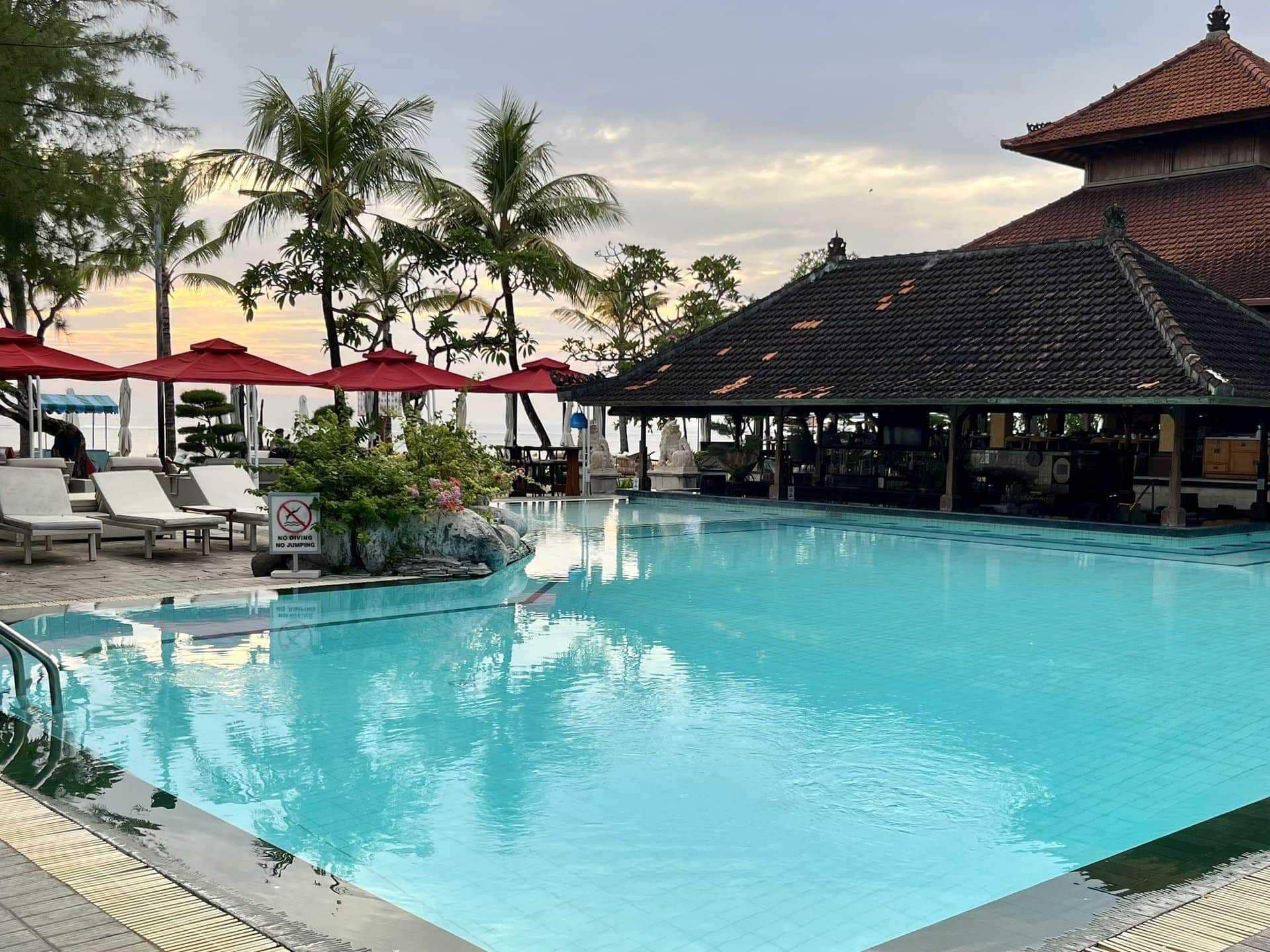 bali-indonesien-urlaub-sueden-suedosten-insel-sonne-strand-meer-sanur-nusa-penida-daemmerung-pool-reiseblog