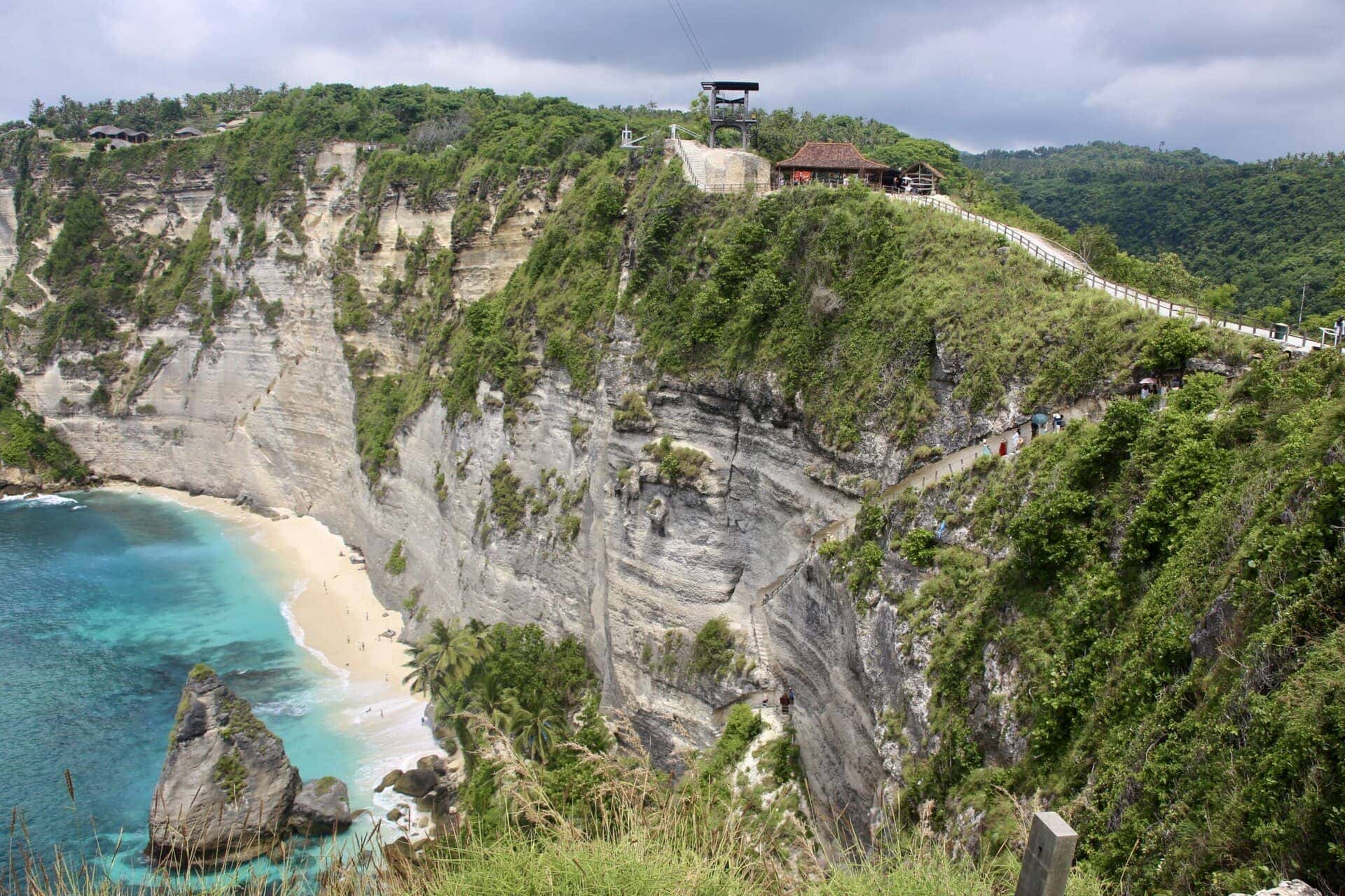 bali-indonesien-urlaub-sueden-suedosten-insel-sonne-strand-meer-sanur-nusa-penida-felsen-an-strandbucht-reiseblog