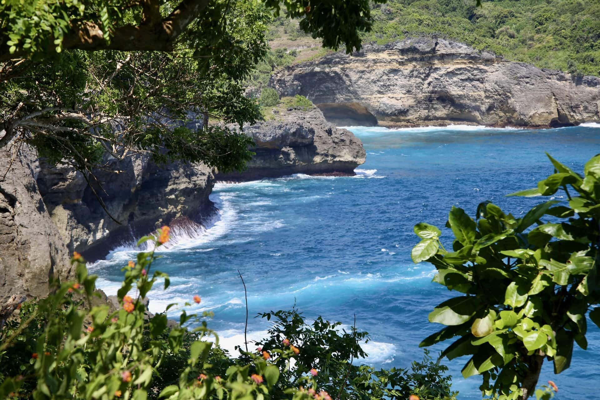 bali-indonesien-urlaub-sueden-suedosten-insel-sonne-strand-meer-sanur-nusa-penida-felsen-landschaft-reiseblog