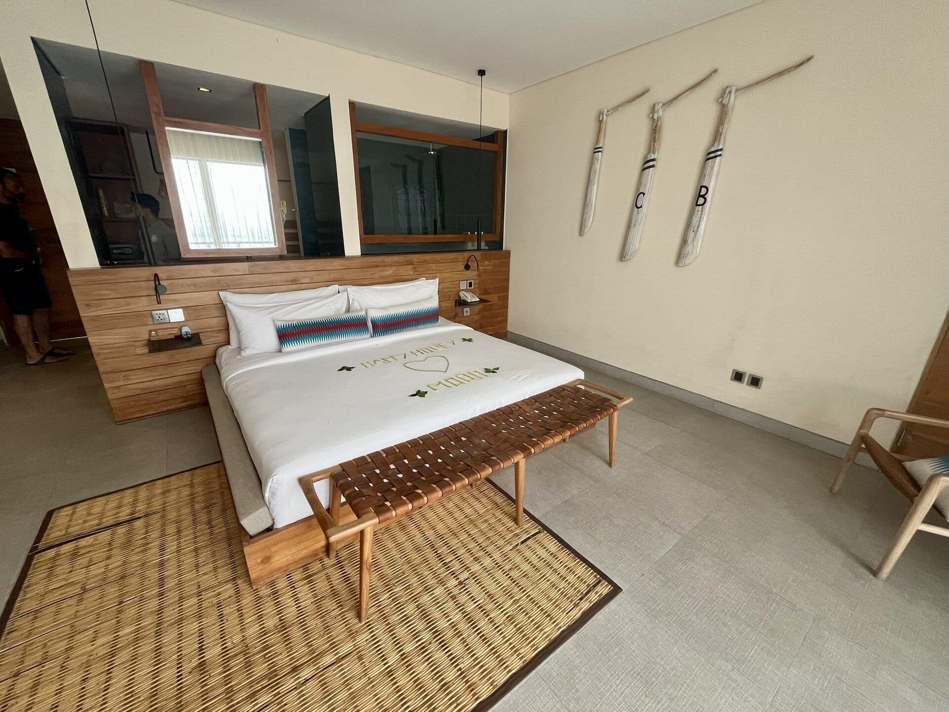 bali-indonesien-urlaub-sueden-suedosten-insel-sonne-strand-meer-sanur-nusa-penida-honeymoon-bed-reiseblog