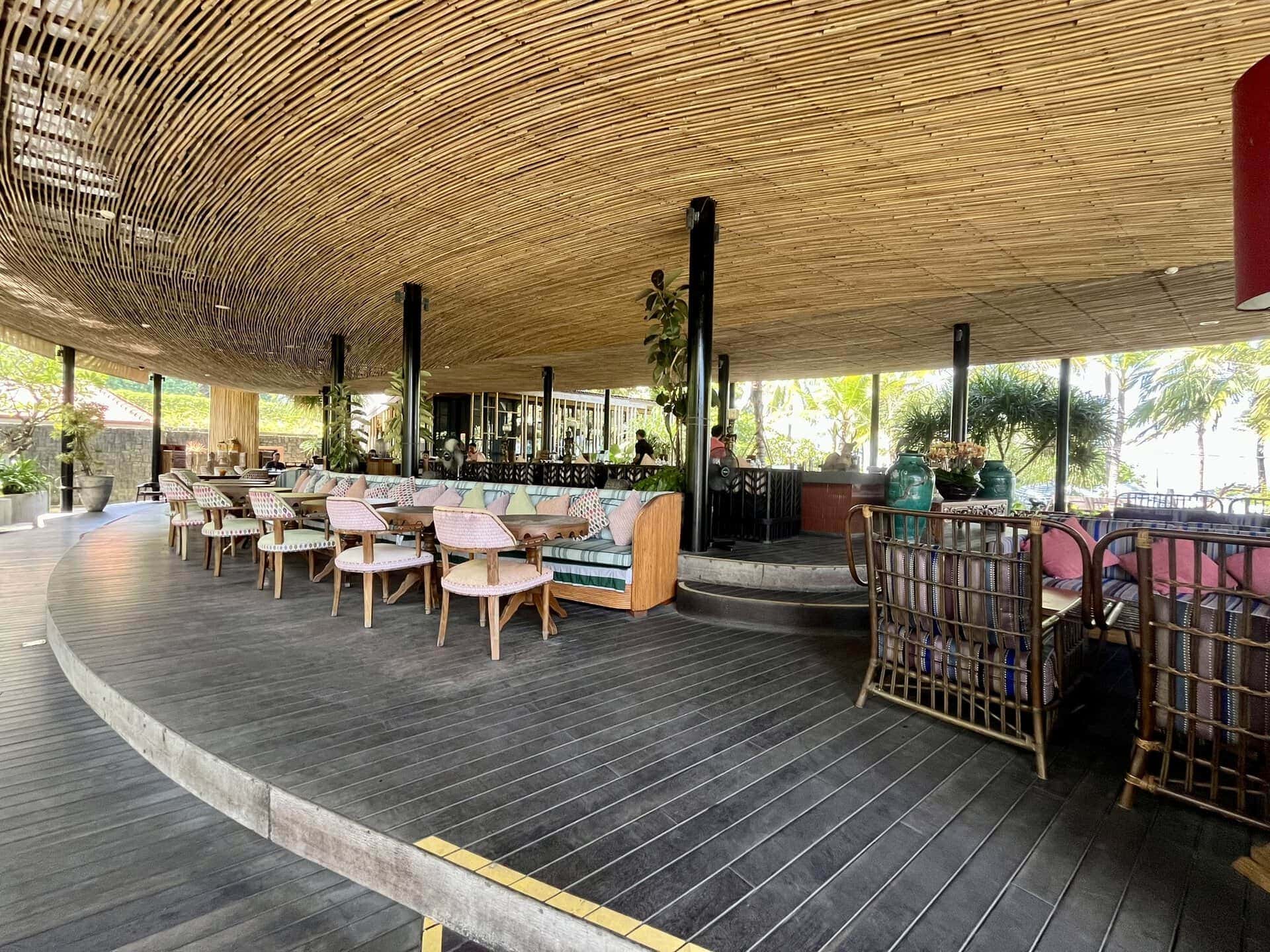 bali-indonesien-urlaub-sueden-suedosten-insel-sonne-strand-meer-sanur-nusa-penida-hotel-bar-reiseblog