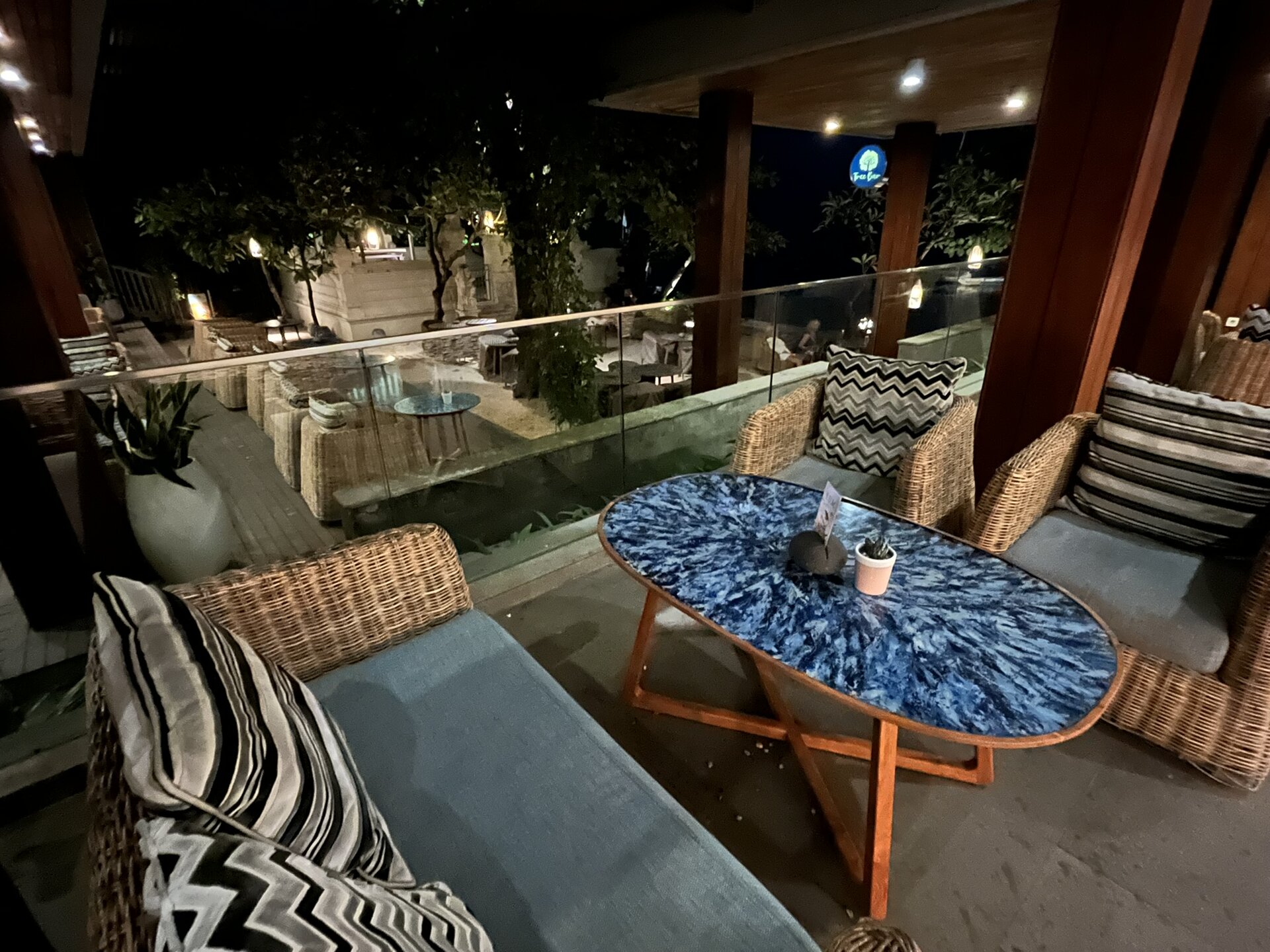 bali-indonesien-urlaub-sueden-suedosten-insel-sonne-strand-meer-sanur-nusa-penida-night-lounge-reiseblog