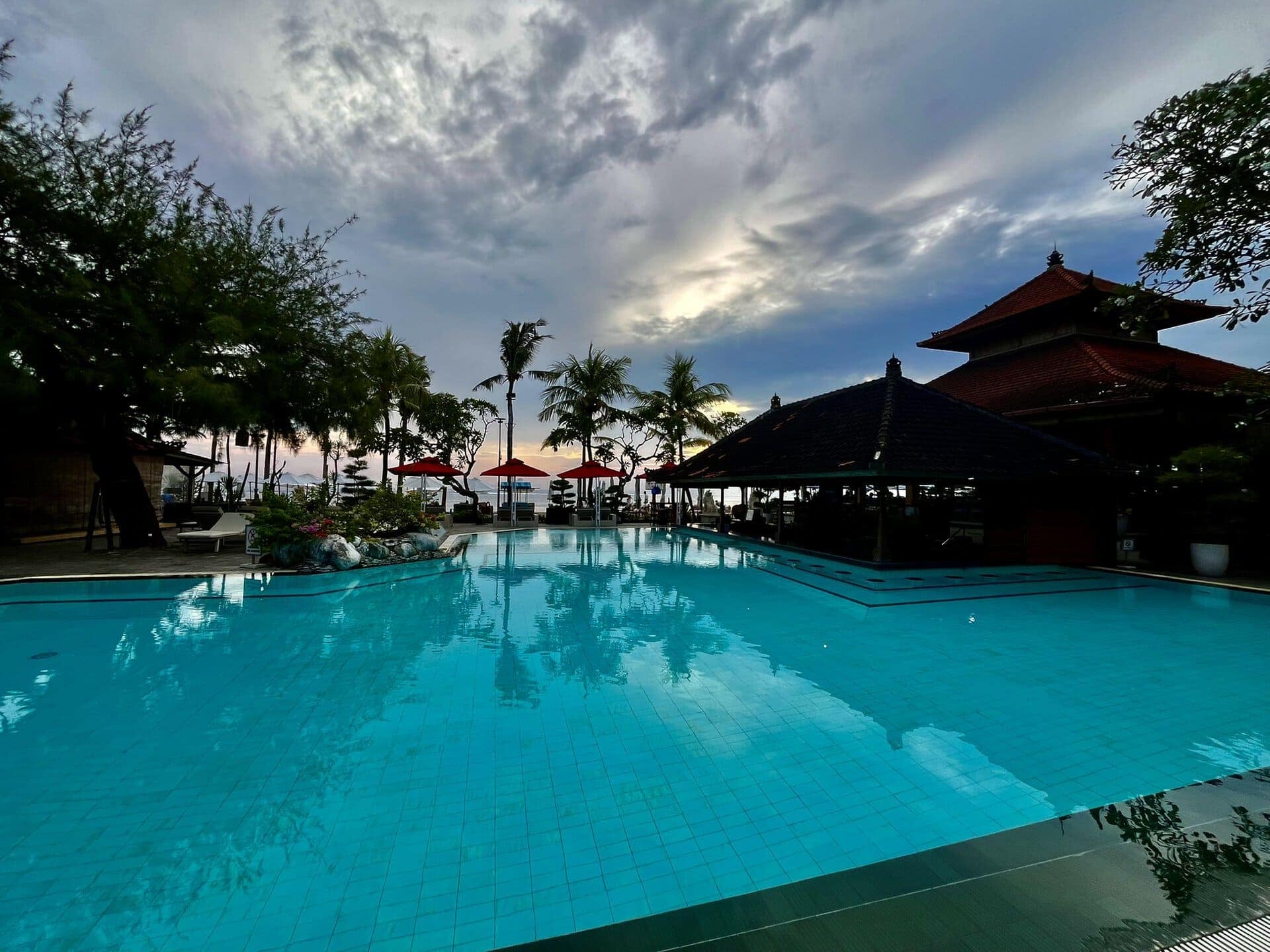 bali-indonesien-urlaub-sueden-suedosten-insel-sonne-strand-meer-sanur-nusa-penida-pool-am-abend-reiseblog