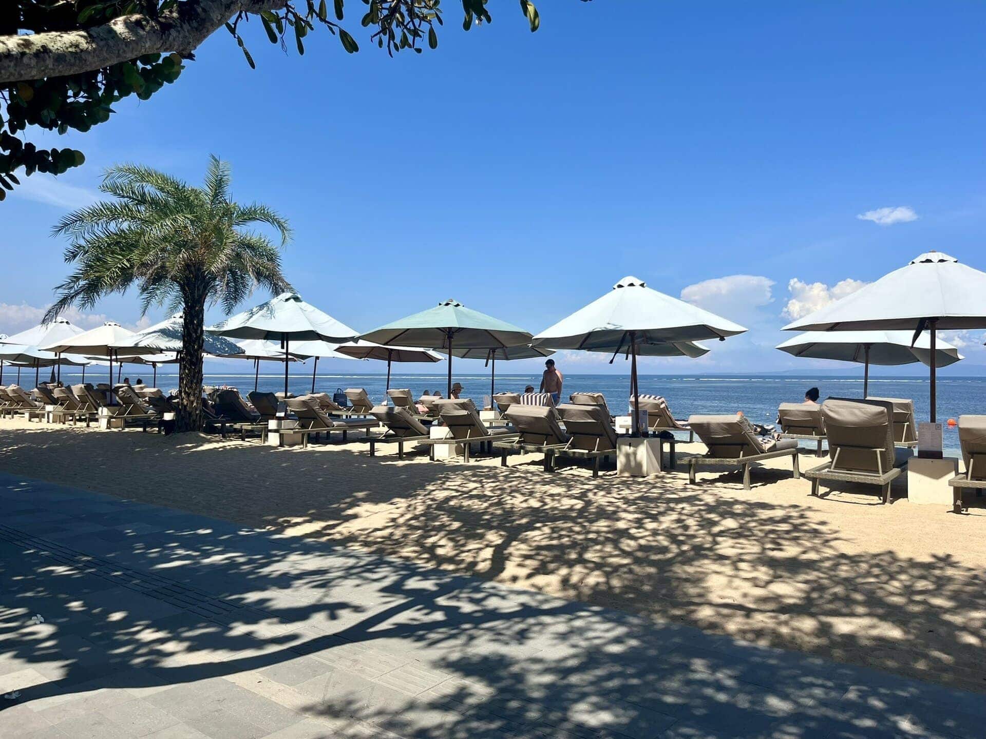 bali-indonesien-urlaub-sueden-suedosten-insel-sonne-strand-meer-sanur-nusa-penida-strand-sonnenschirme-reiseblog