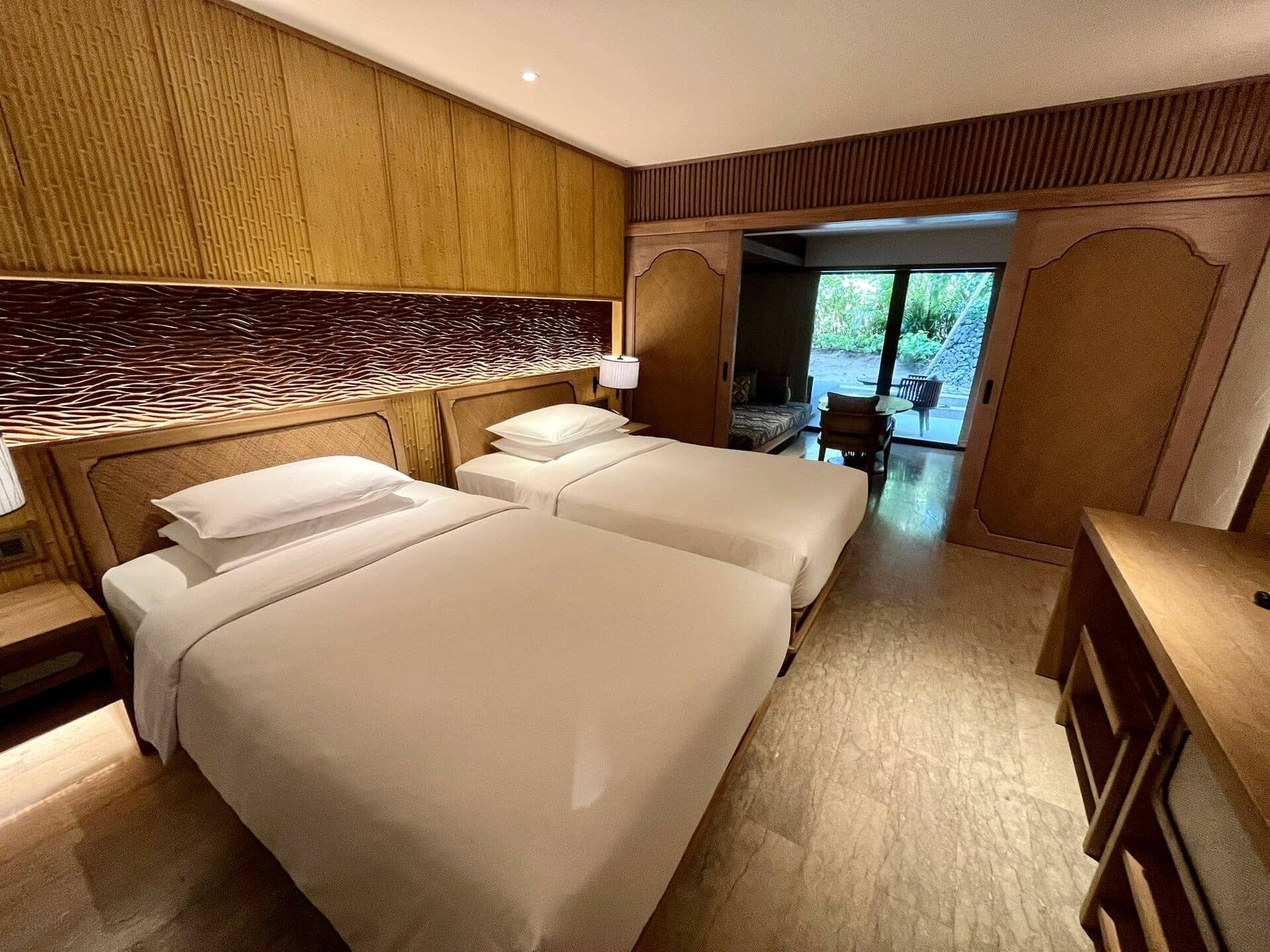 bali-indonesien-urlaub-sueden-suedosten-insel-sonne-strand-meer-sanur-nusa-penida-white-bed-reiseblog