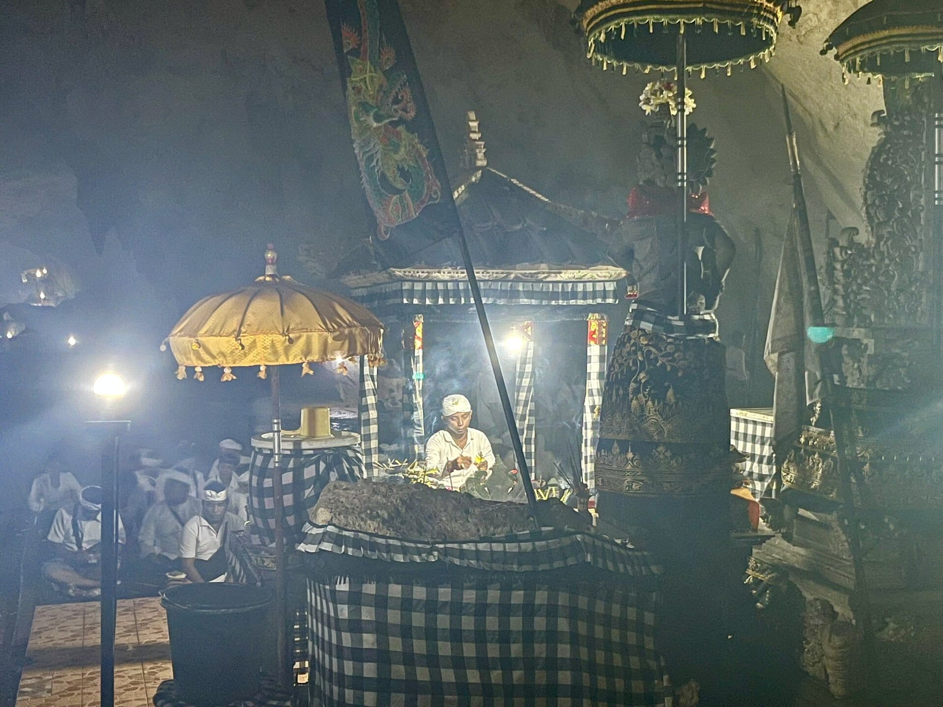 bali-indonesien-urlaub-sueden-suedosten-insel-sonne-strand-meer-sanur-nusa-penida-zeremonie-traditionell-reiseblog