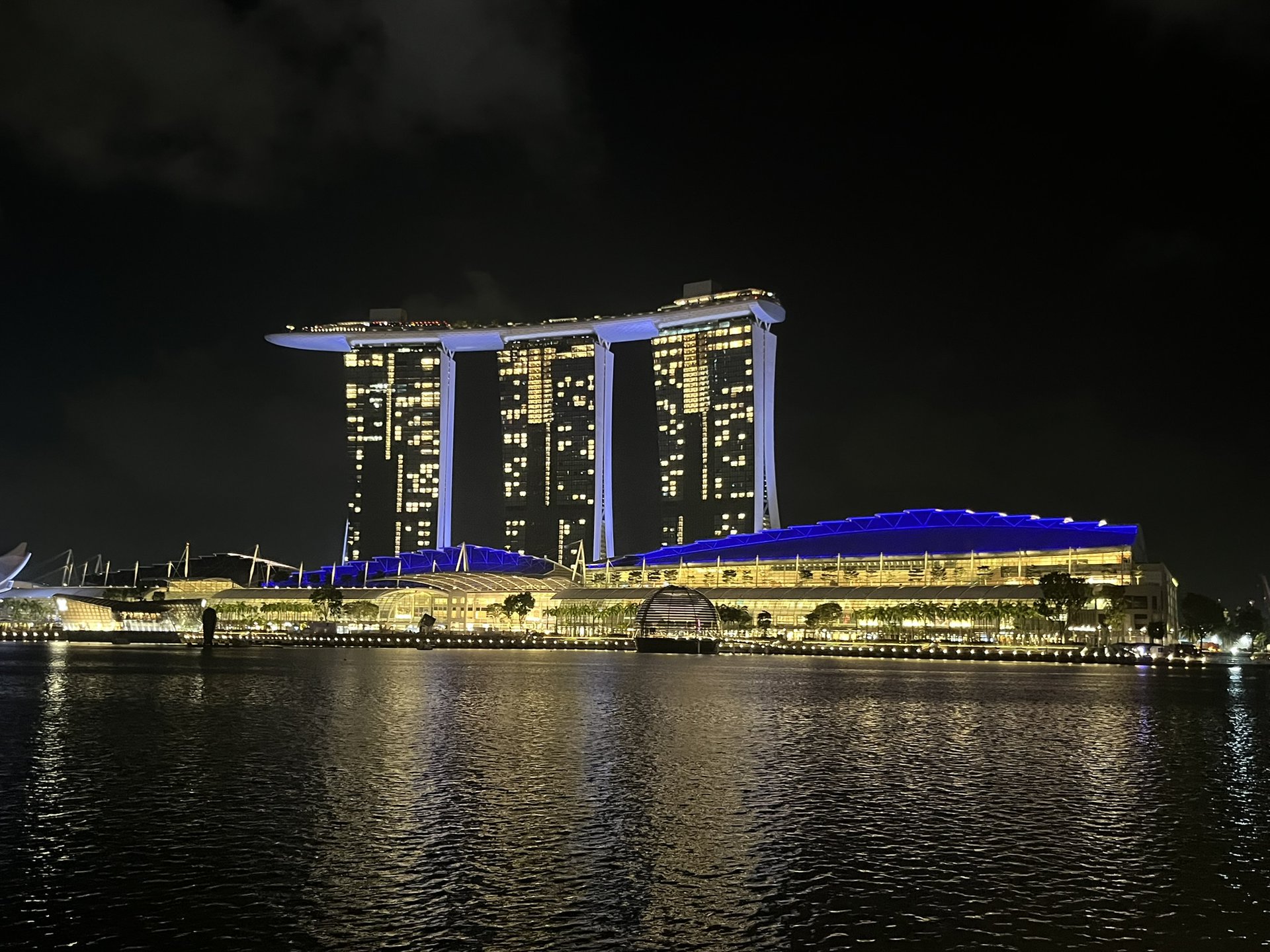 städtereise-singapur-reiseblog-indonesien-urlaub-architektur-nachts-reise