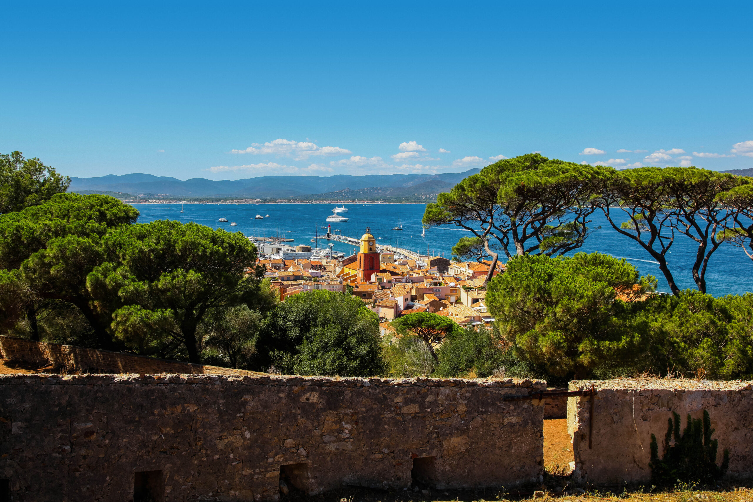 sea-cloud-cruises-st.tropez-frankreich-urlaub-reisen-kreuzfahrt-windjammererlebnis-old-town-clock-tower