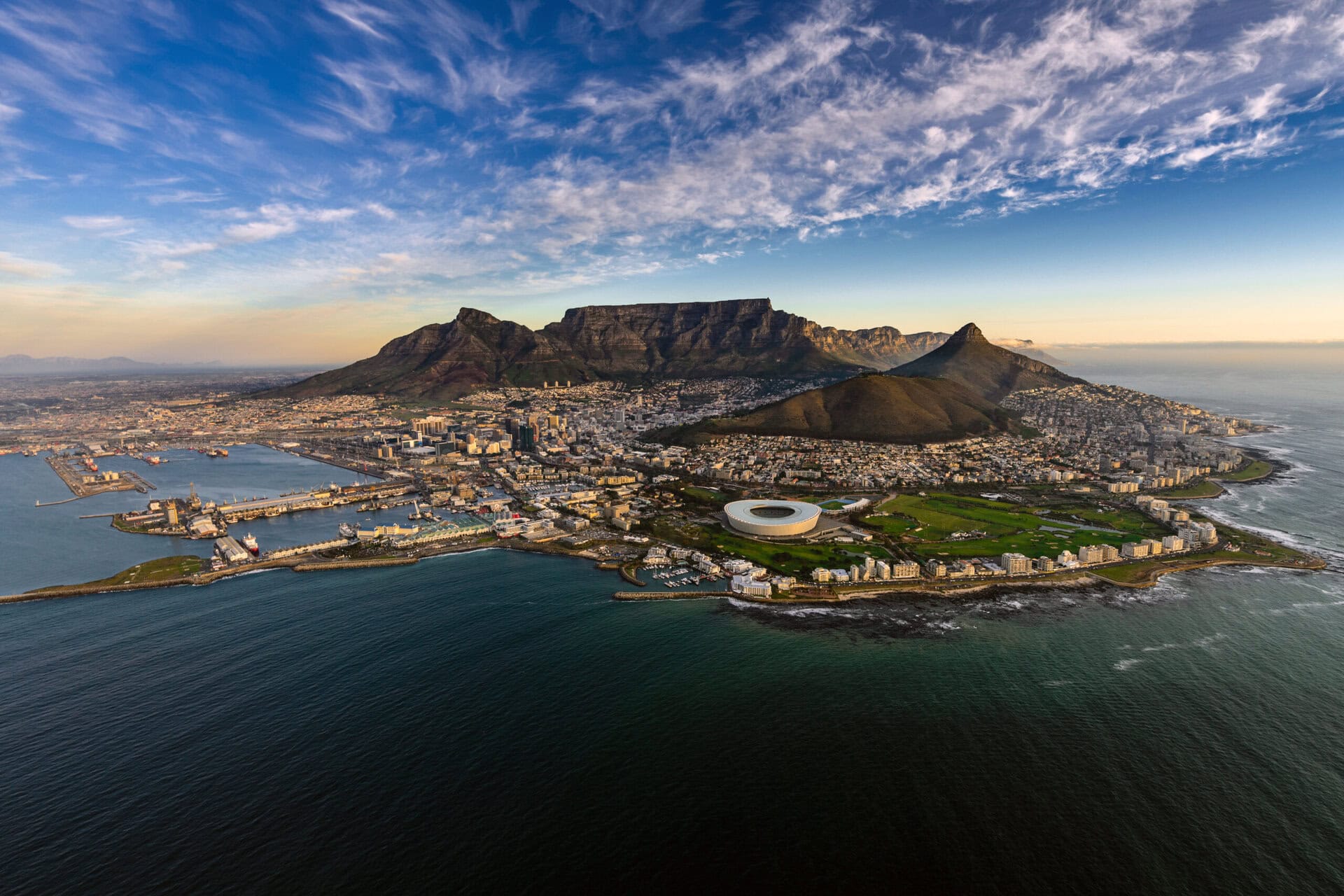kapstadt-suedafrika-reise-plane-deinen-urlaub-individuelle-staedtereise-skyline-table-mountain-sunset