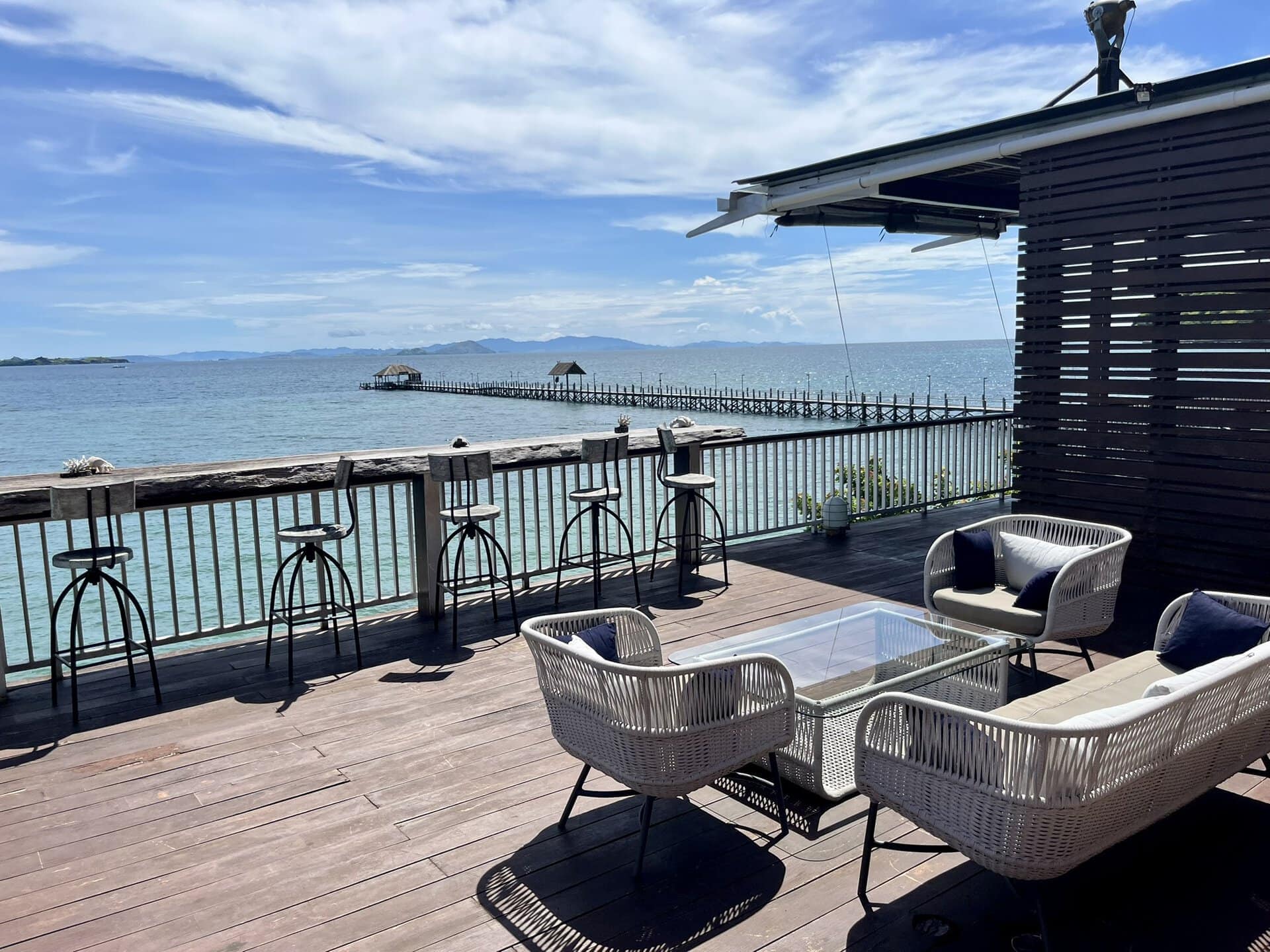 reiseblog-indonesien-flores-komodo-inseln-urlaub-sonne-palmen-strand-beachbar-reise