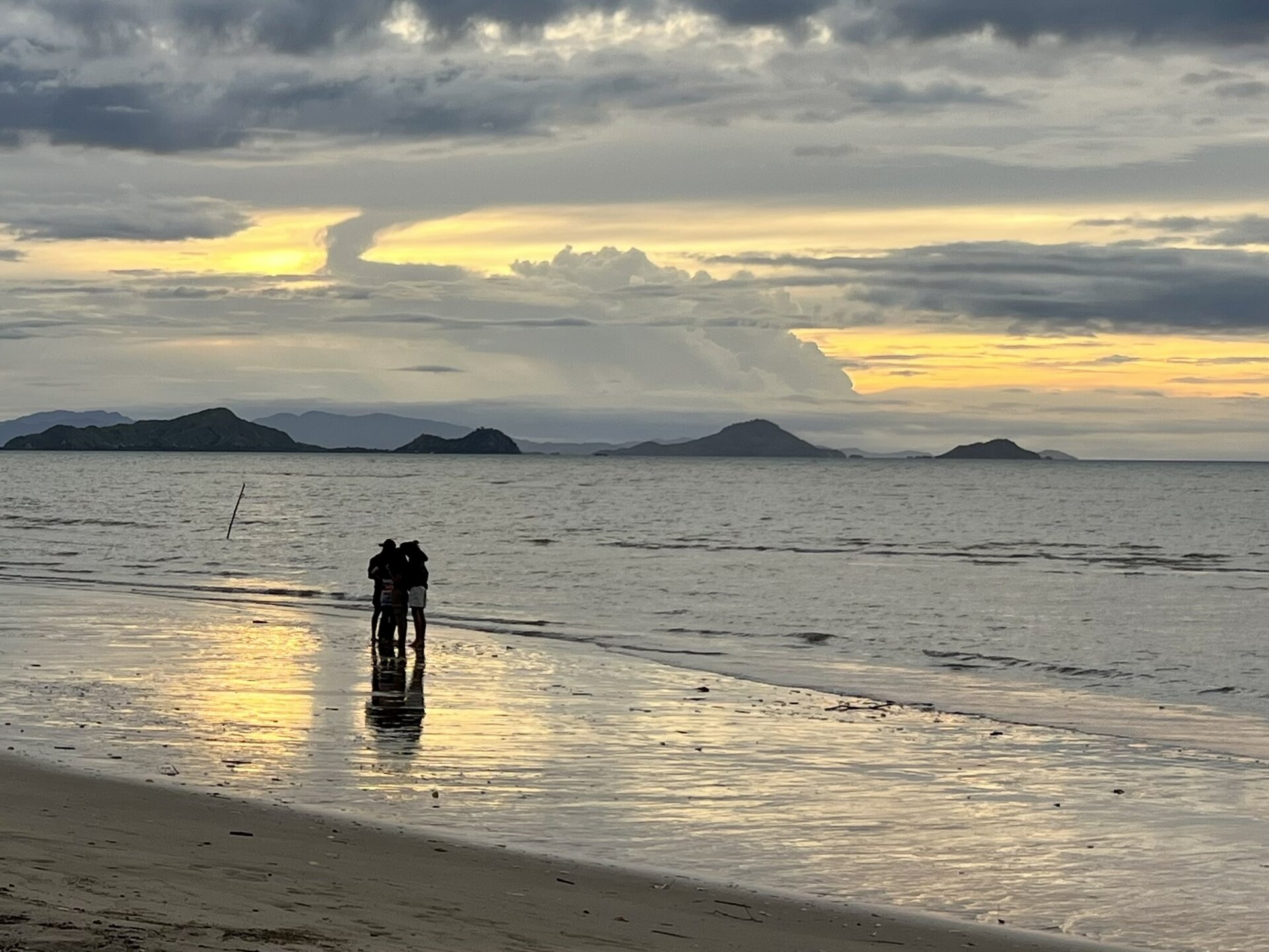 reiseblog-indonesien-flores-komodo-inseln-urlaub-sonne-palmen-strand-beachfeeling-reise