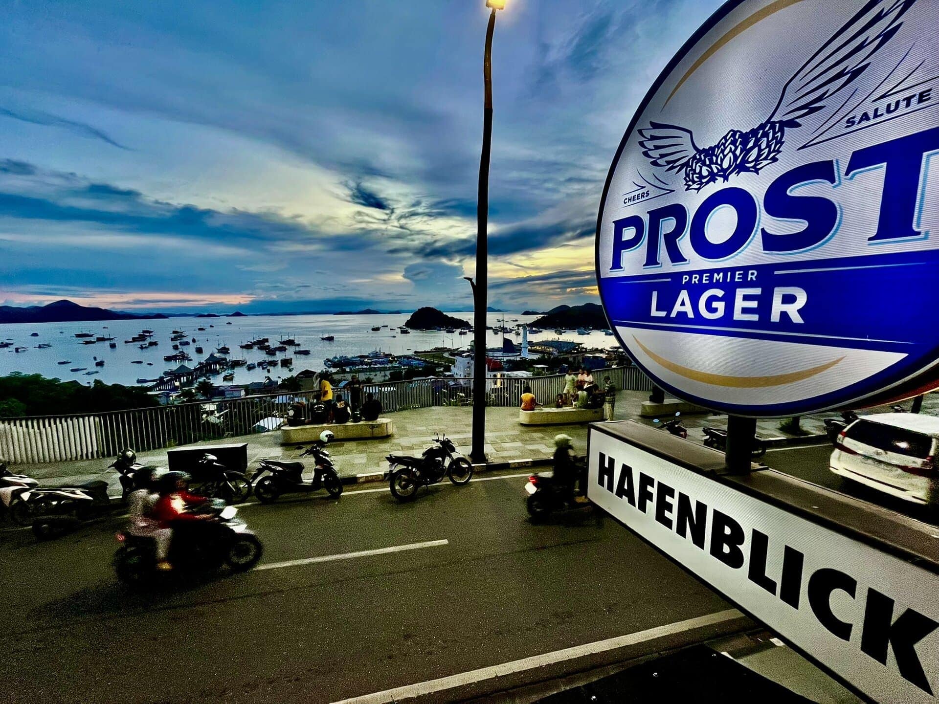 reiseblog-indonesien-flores-komodo-inseln-urlaub-sonne-palmen-strand-deutsche-hafenbar-reise