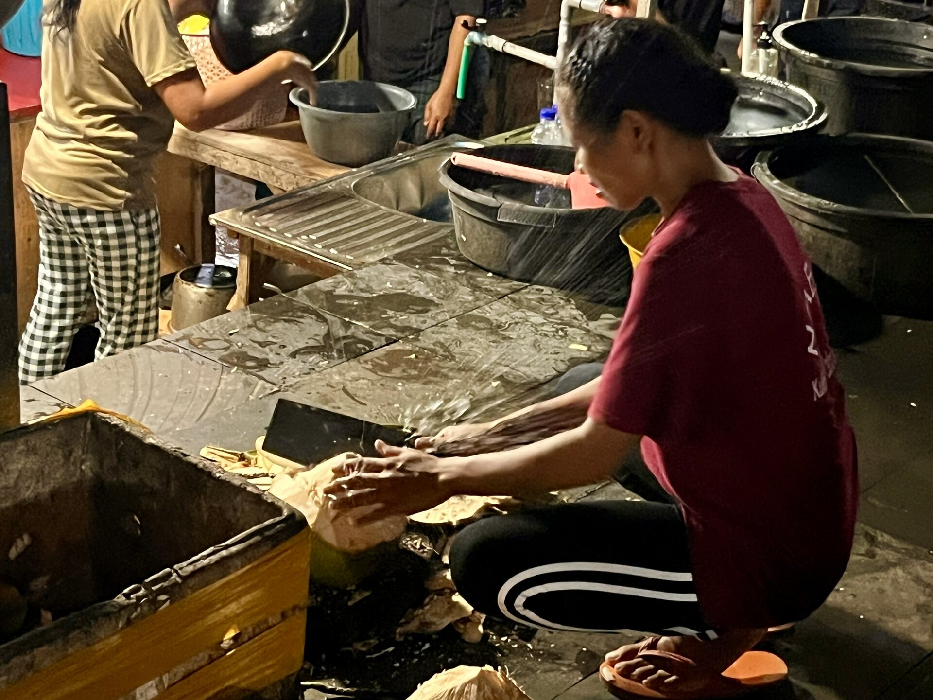 reiseblog-indonesien-flores-komodo-inseln-urlaub-sonne-palmen-strand-essenzubereitung-reise