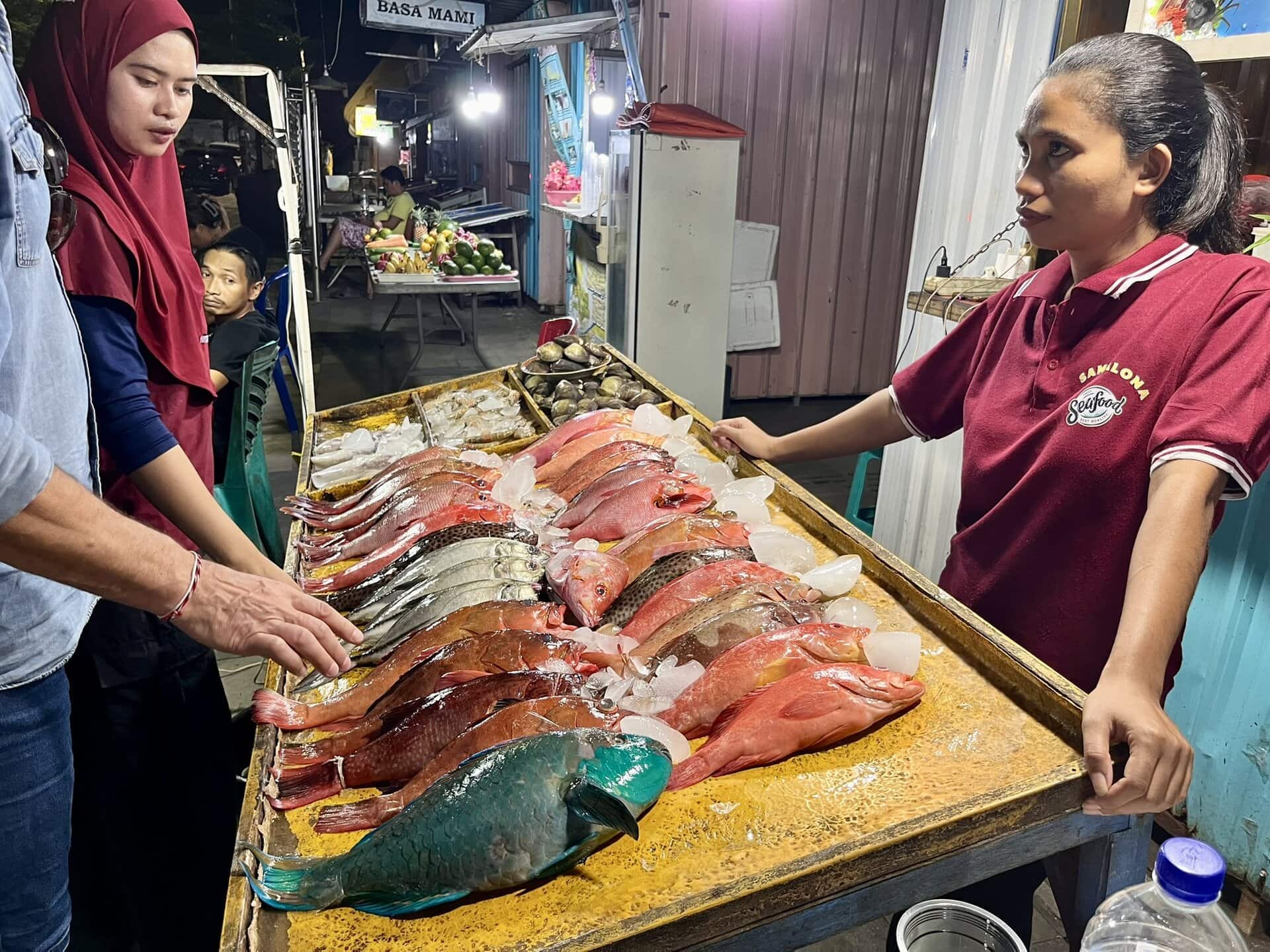 reiseblog-indonesien-flores-komodo-inseln-urlaub-sonne-palmen-strand-fischmarkt-reise