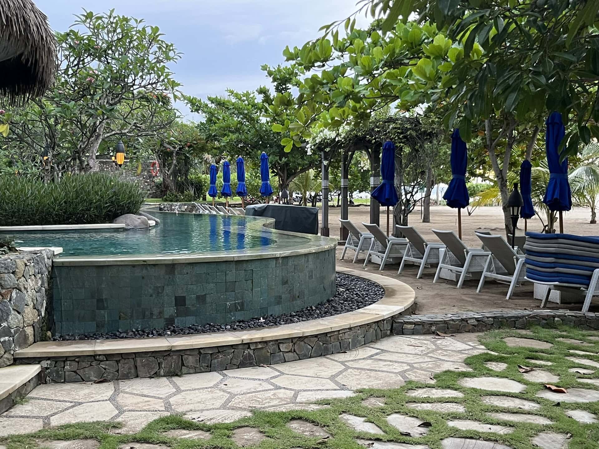 reiseblog-indonesien-flores-komodo-inseln-urlaub-sonne-palmen-strand-geformter-pool-reise