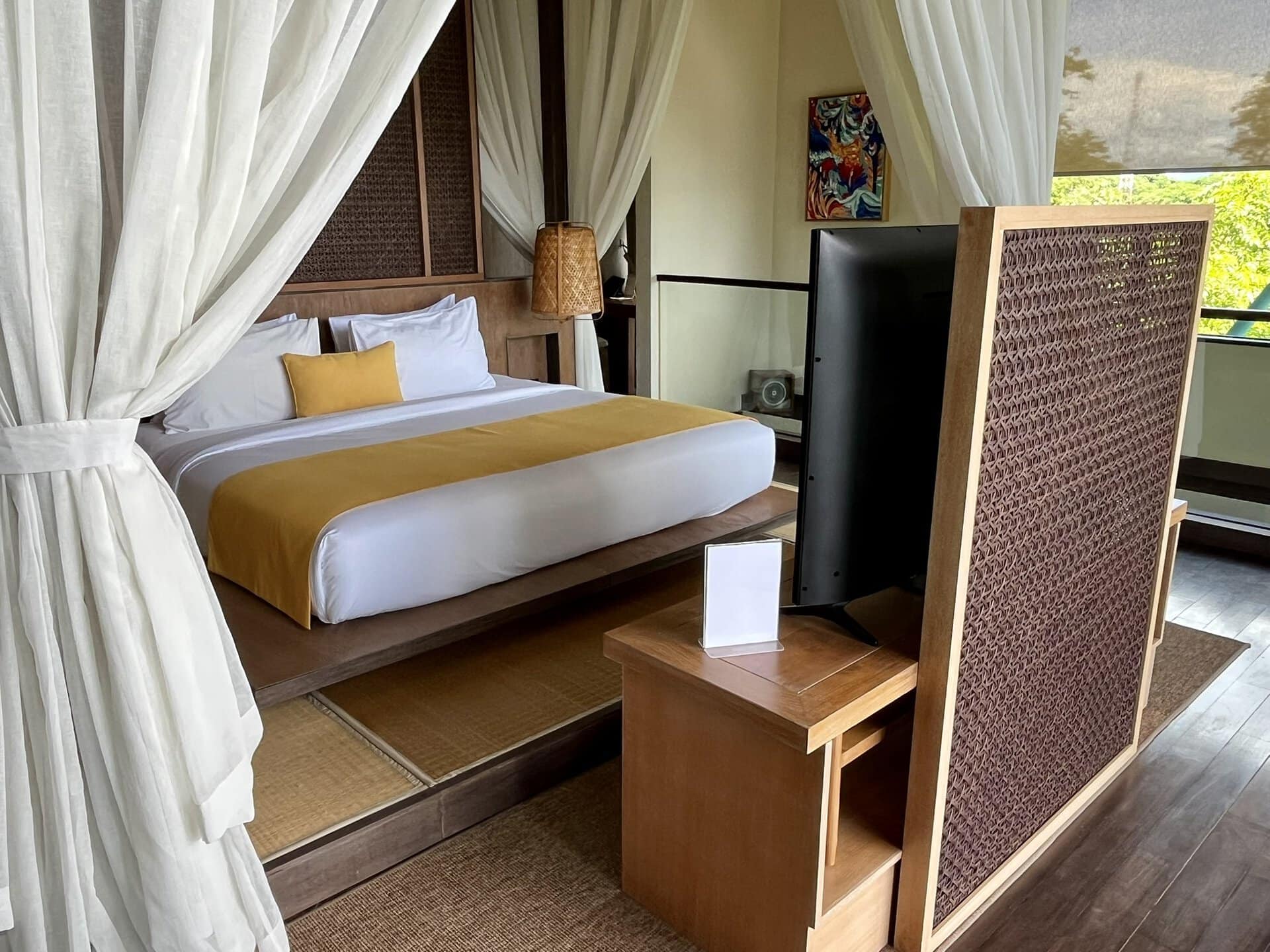 reiseblog-indonesien-flores-komodo-inseln-urlaub-sonne-palmen-strand-gelbes-hotelzimmer-reise