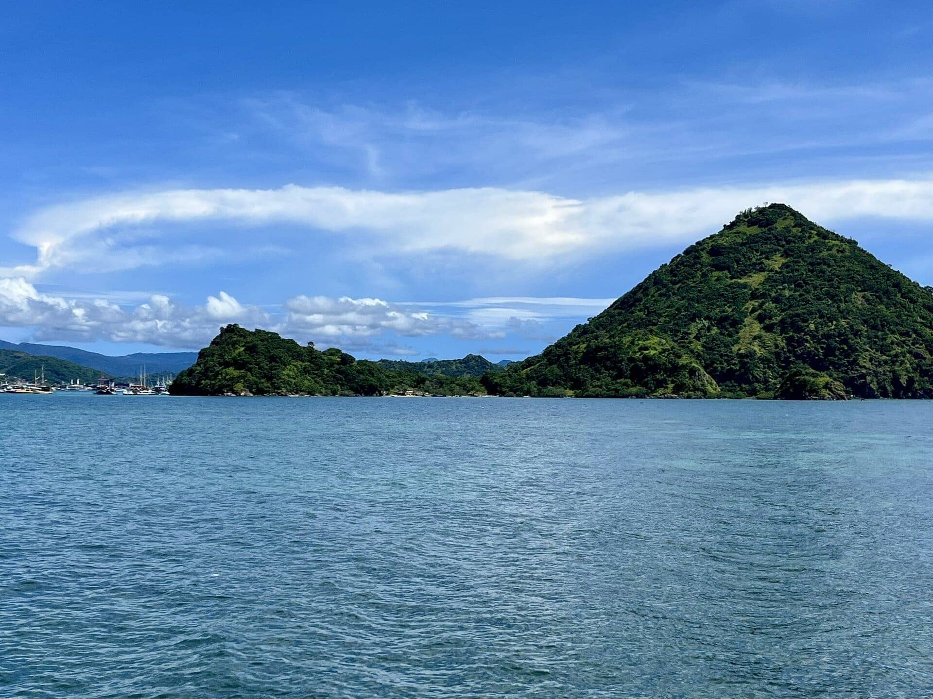 reiseblog-indonesien-flores-komodo-inseln-urlaub-sonne-palmen-strand-green-island-reise