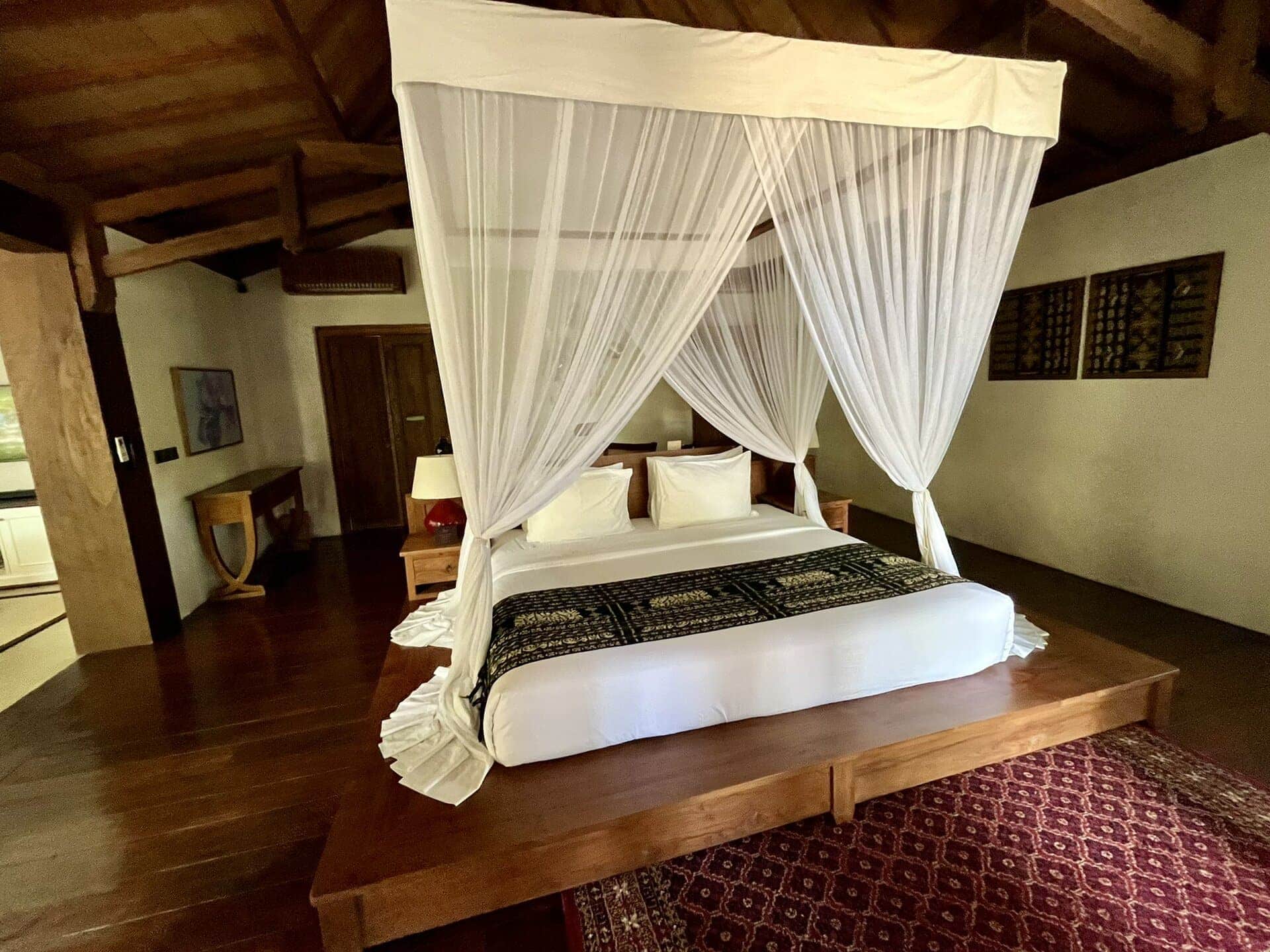 reiseblog-indonesien-flores-komodo-inseln-urlaub-sonne-palmen-strand-holzbett-reise