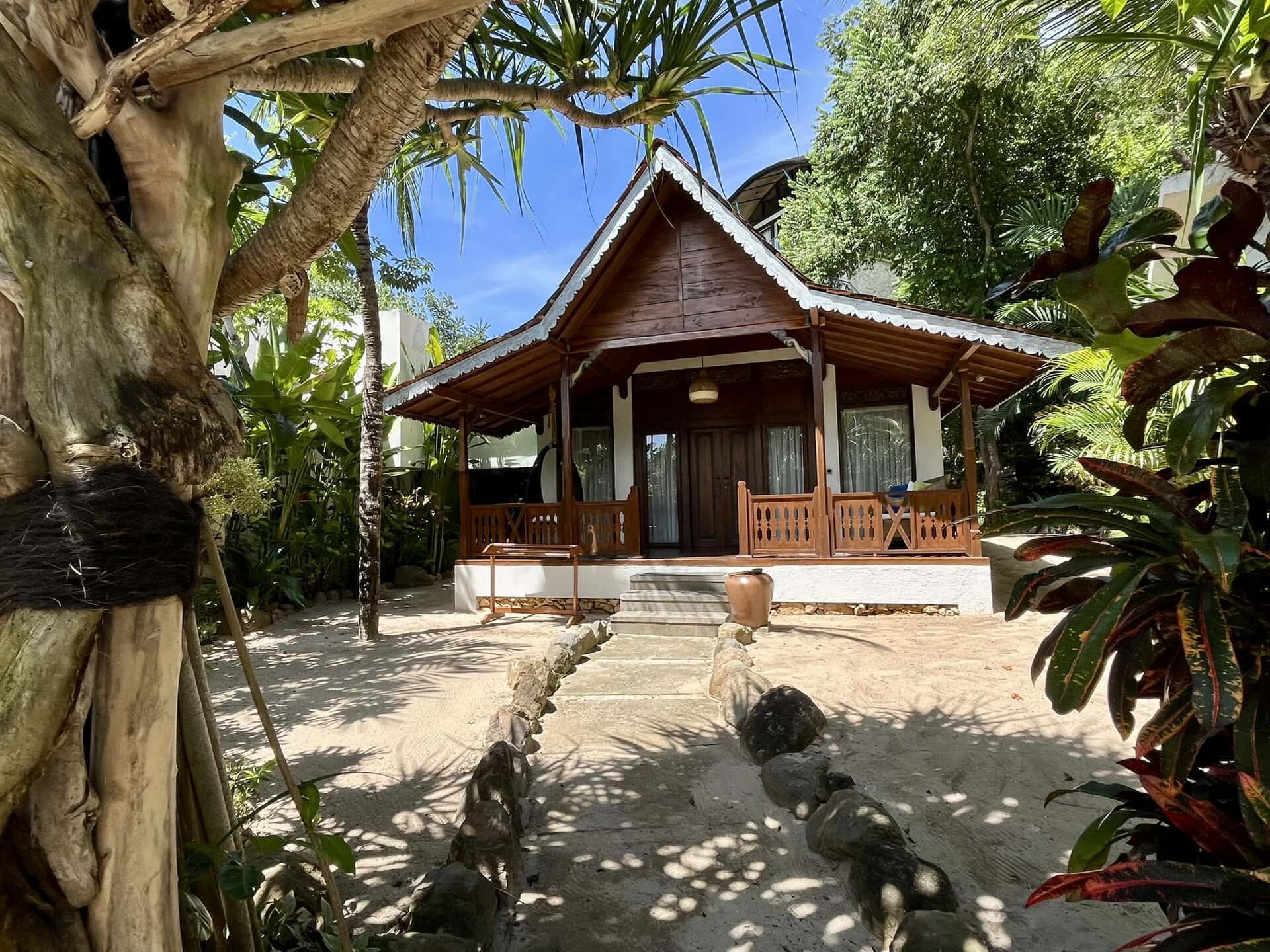 reiseblog-indonesien-flores-komodo-inseln-urlaub-sonne-palmen-strand-holzhuette-reise