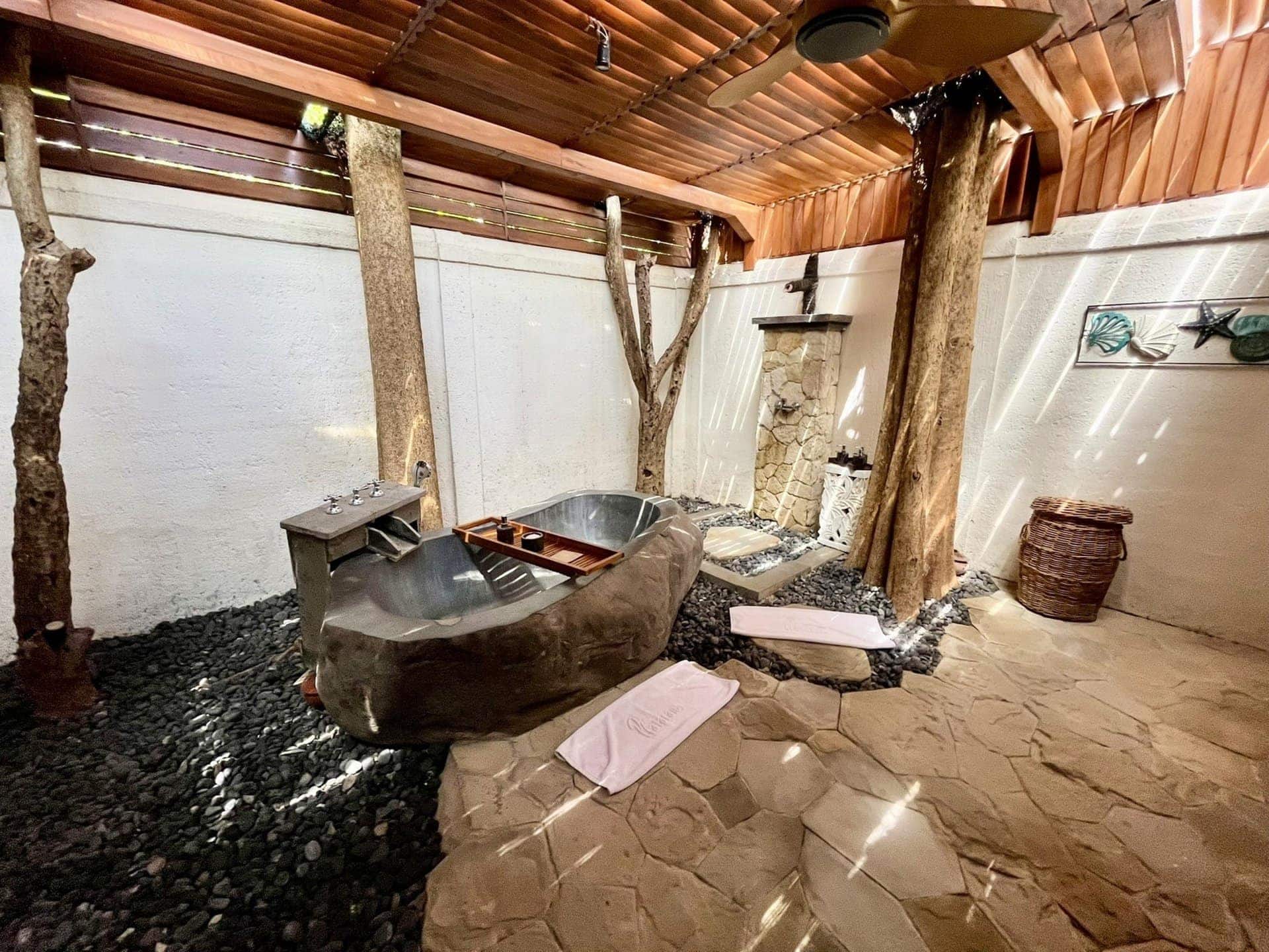 reiseblog-indonesien-flores-komodo-inseln-urlaub-sonne-palmen-strand-hotelbadezimmer-mit-baeumen-reise