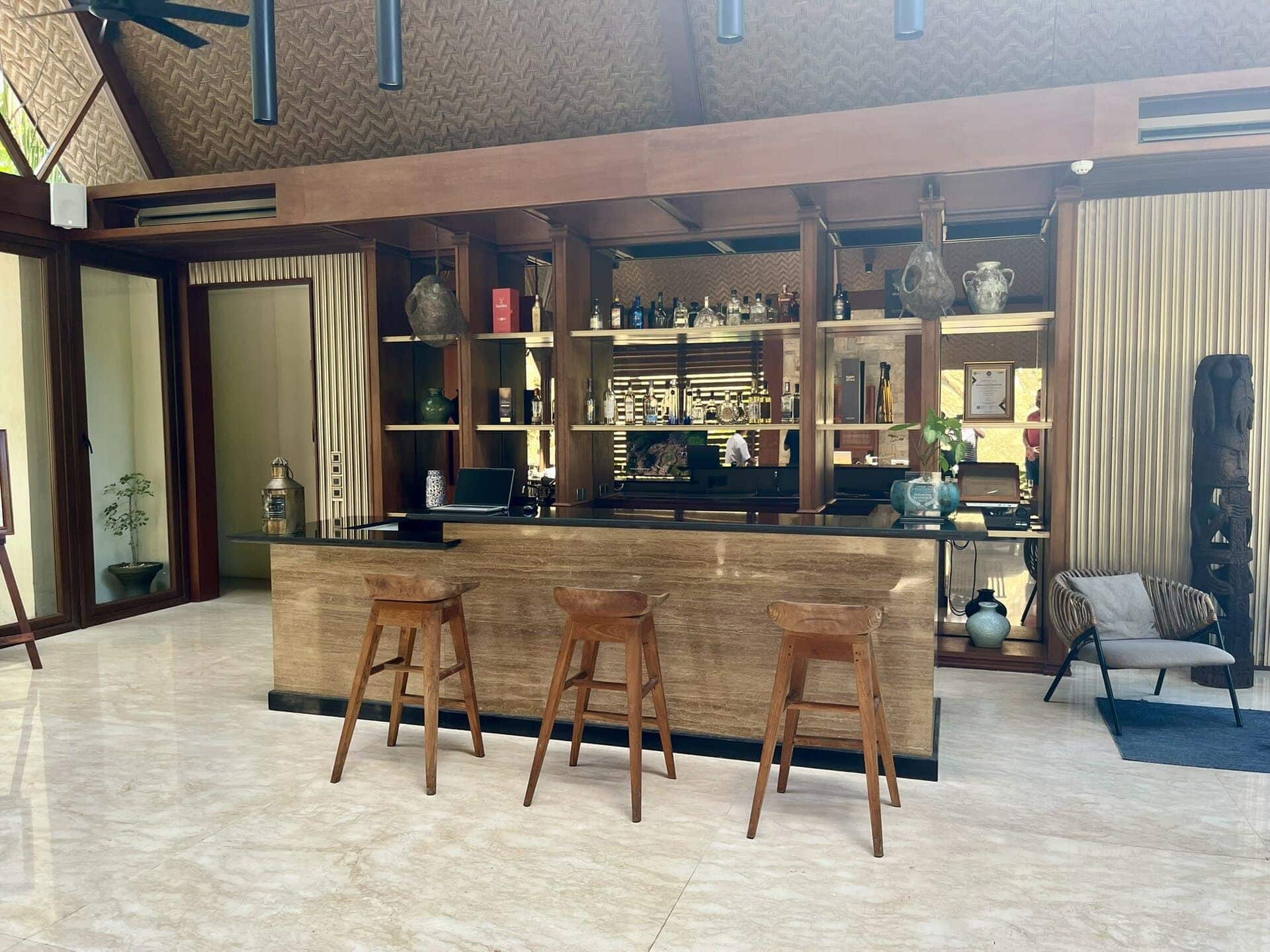 reiseblog-indonesien-flores-komodo-inseln-urlaub-sonne-palmen-strand-hotelbar-reise