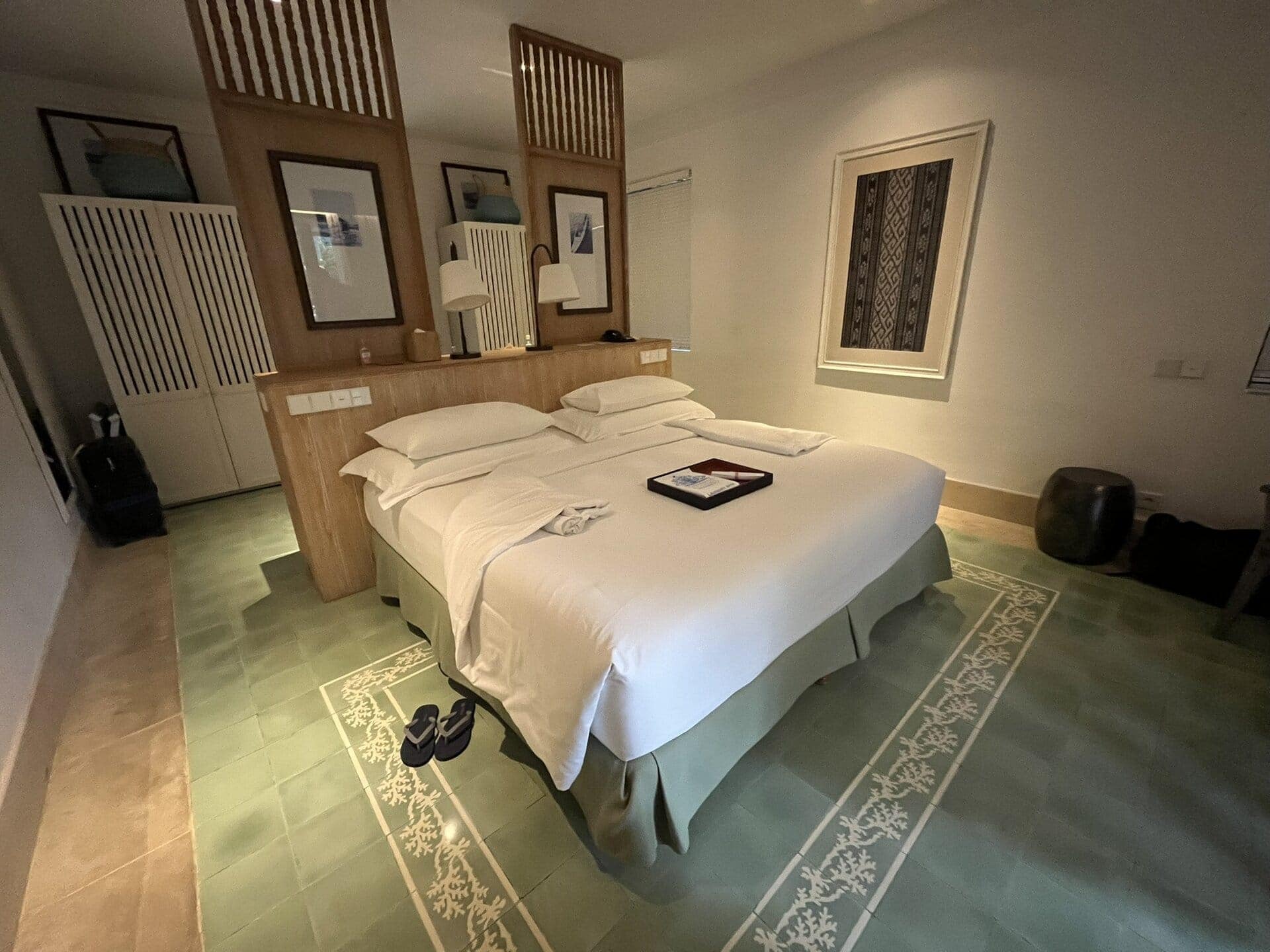 reiseblog-indonesien-flores-komodo-inseln-urlaub-sonne-palmen-strand-hotelbett-reise