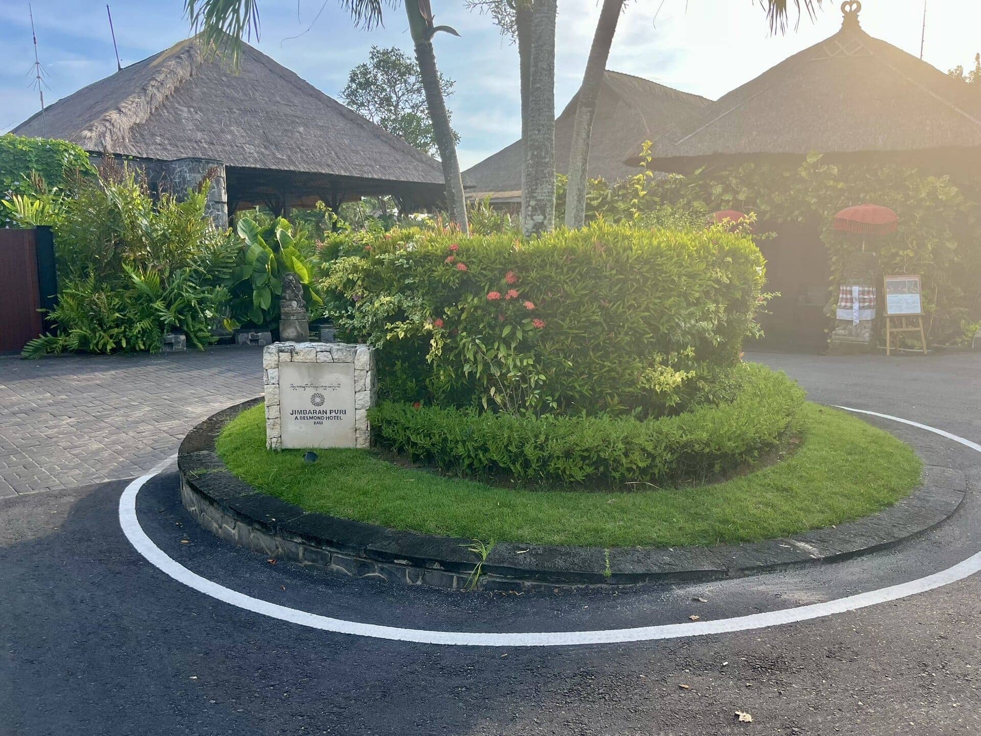 reiseblog-indonesien-flores-komodo-inseln-urlaub-sonne-palmen-strand-hotelentree-reise