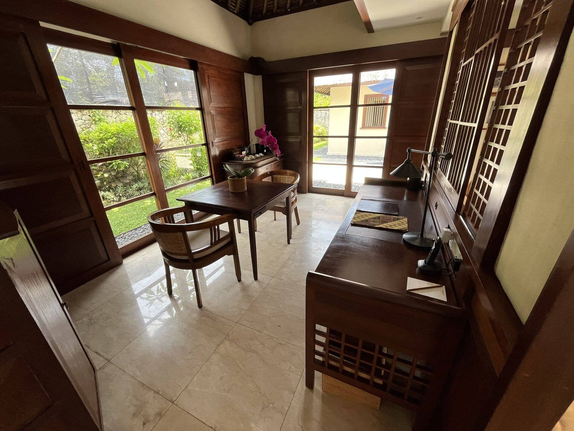 reiseblog-indonesien-flores-komodo-inseln-urlaub-sonne-palmen-strand-hotelroom-holz-reise